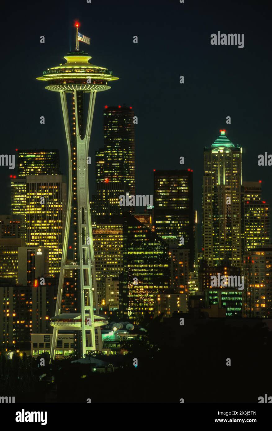 Seattle, Washington Skyline und Space Needle bei Nacht. Stockfoto
