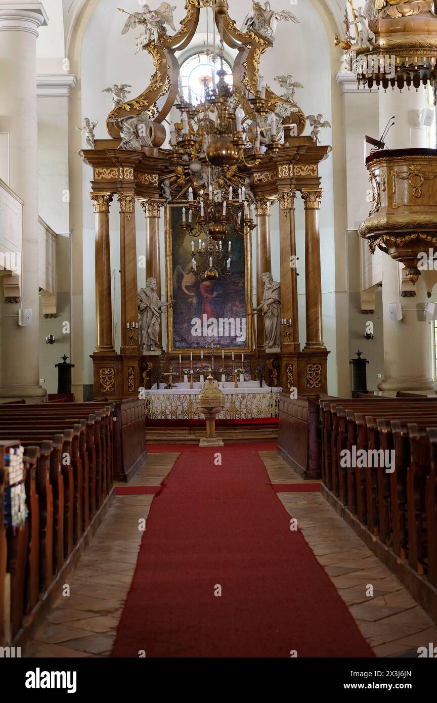 Sopron, Ungarn. Innenansicht des Kahlenberg-Altars. Der barocke vergoldete Holzaltar mit reicher Figurenarbeit (Gott Vater, Erzengel Michael, Apostel, Putti) stammt aus dem Kloster Kahlenberg bei Wien. Der Altar zeigt Christus auf dem Ölberg Stockfoto