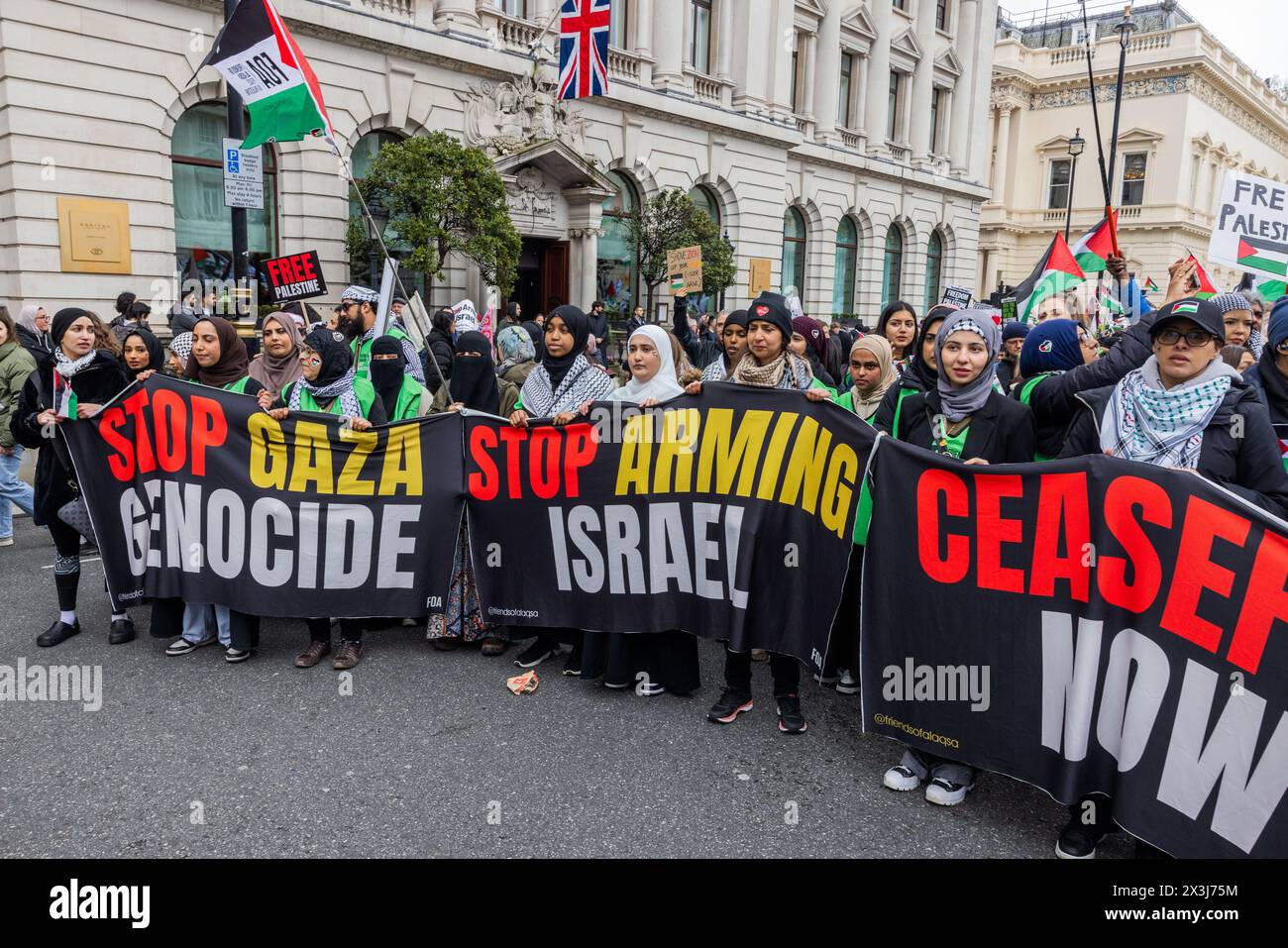 London, Vereinigtes Königreich. APRIL 2024. Pro-palästinensische Demonstranten von Friends of Al Aqsa (FOA) bestehen den israelischen Gegenprotest beim Londoner Marsch für Palästina. Credit Milo Chandler/Alamy Live News Stockfoto