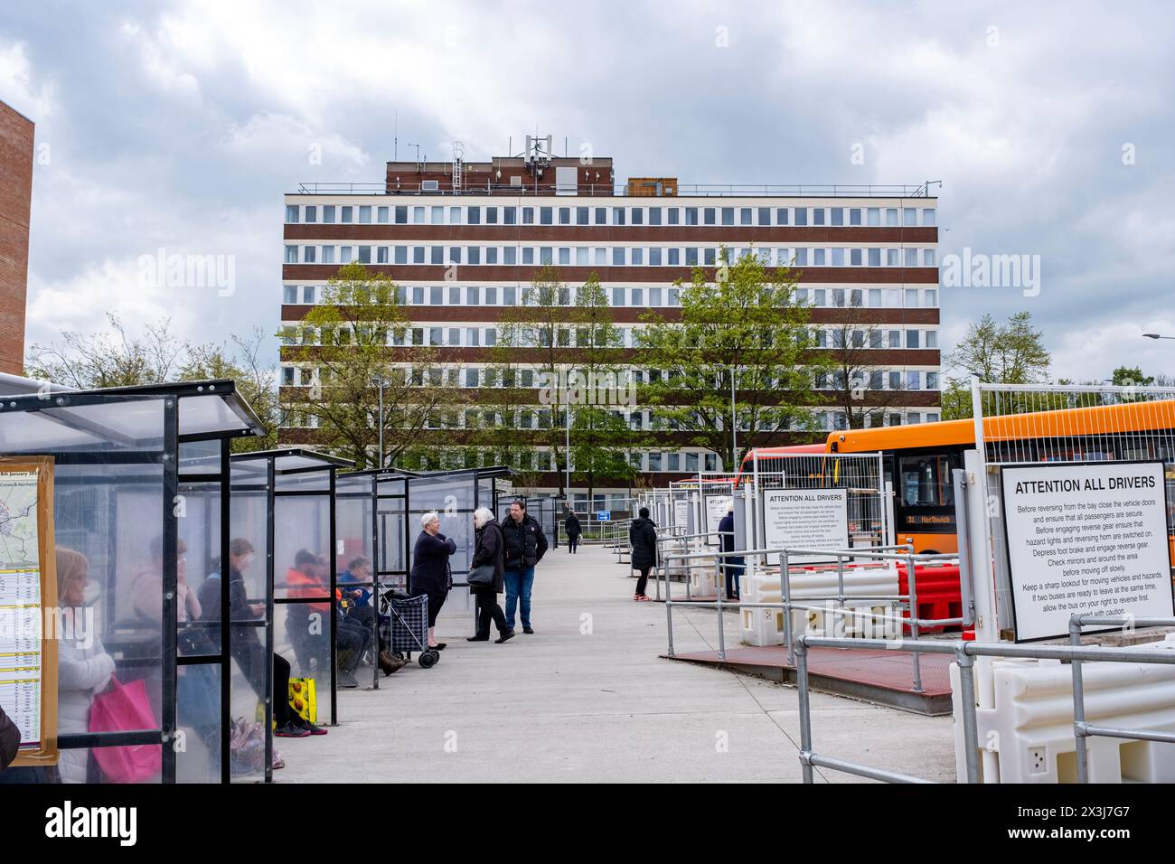 Temporäre Bushaltestelle mit Delamere House im Hintergrund im Stadtzentrum von Crewe Cheshire UK Stockfoto