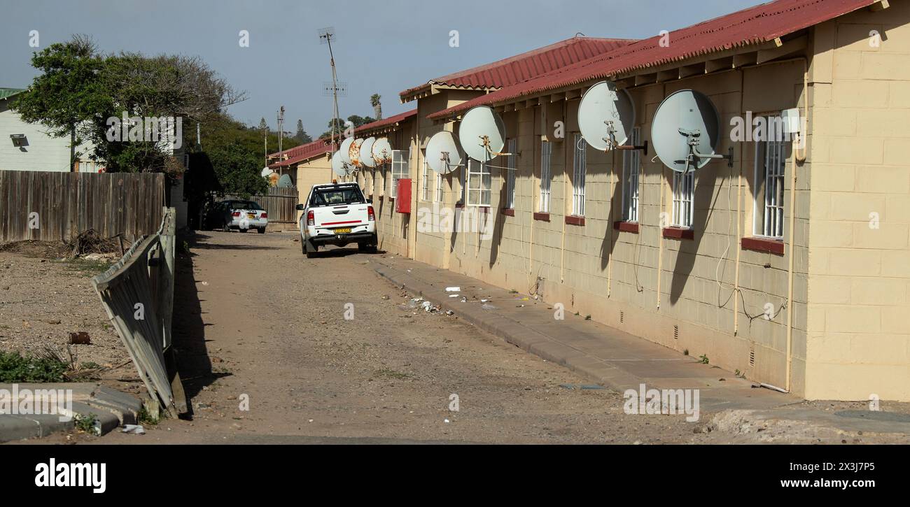 Eine Reihe von Satellitenschüsseln an der Wand der Bergmannsräume in Oranjemund. Stockfoto