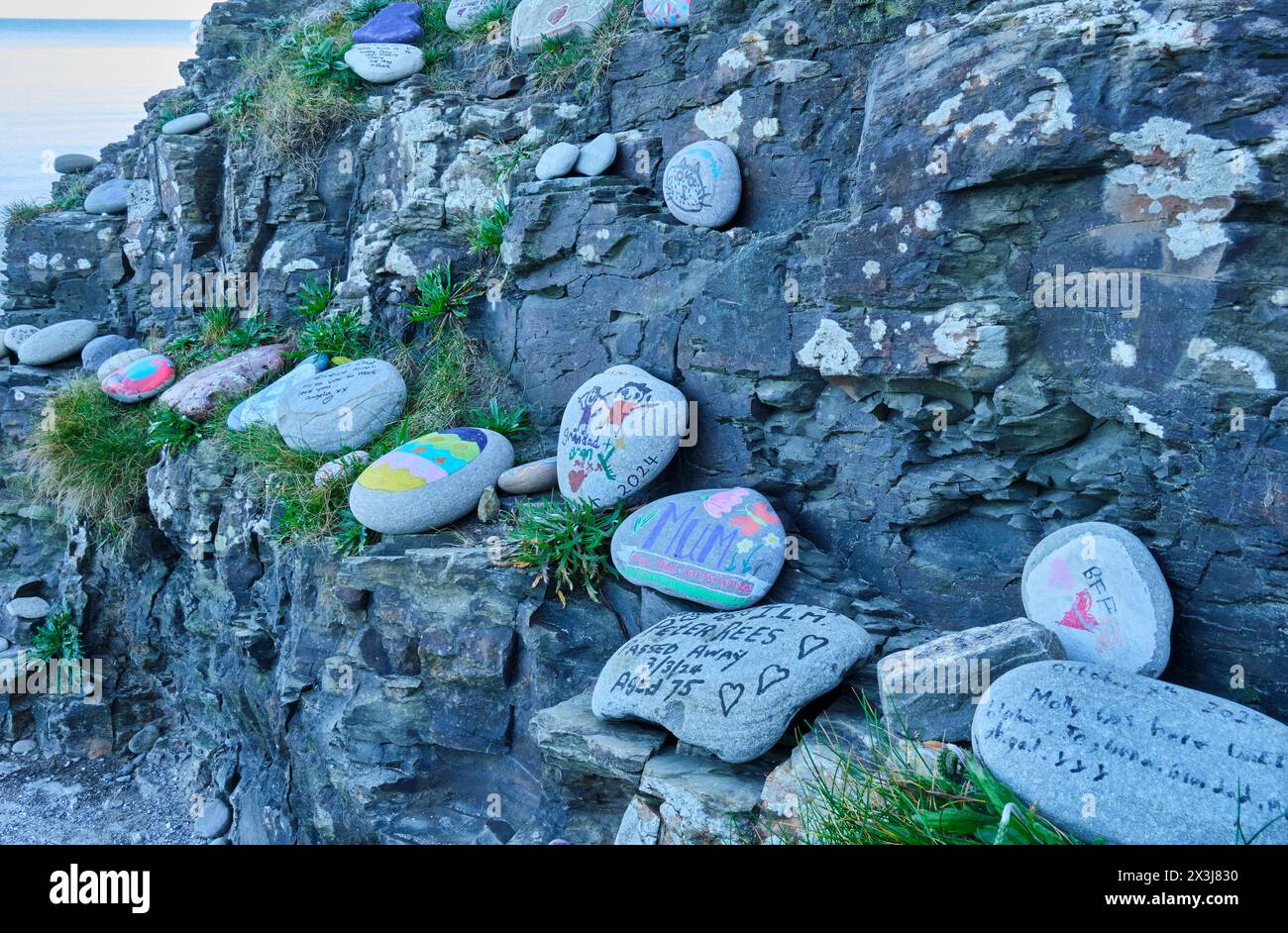 Gemalte Steine und Kieselsteine in Amroth, Pembrokeshire, Wales Stockfoto
