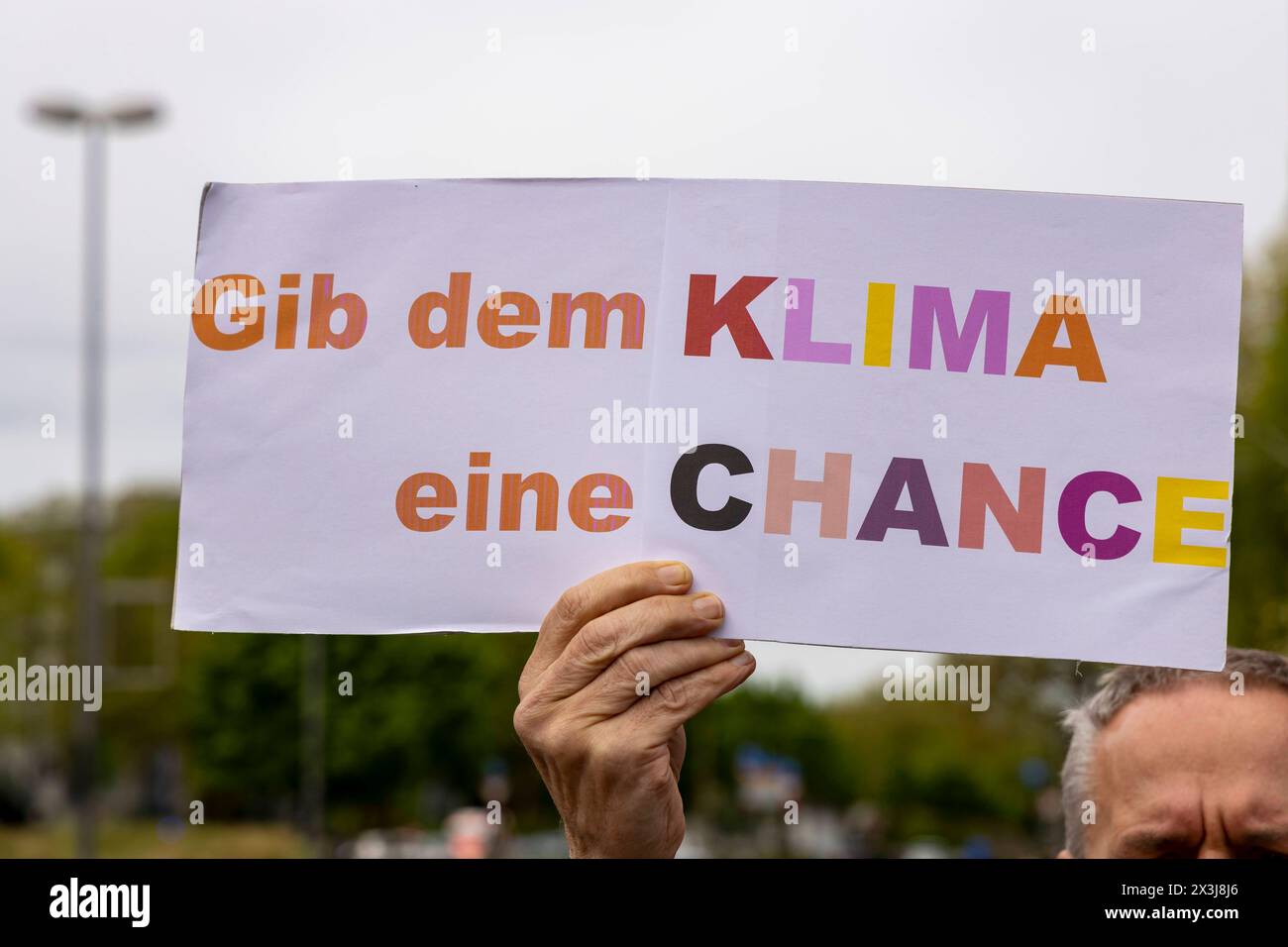 Strassenbesetzung durch die letzte Generation in Essen, 27.04.2024, EU, DEU, Deutschland, Nordrhein-Westfalen, Essen: Strassenbesetzung der Rüttenscheider Straße/Martinstraße im Stadtteil Rüttenscheid durch die Letzte Generation für eine Klimaneutrale Politik/Wirtschaft, soziale Gerechtigkeit und Demokratie. EU, DEU, Deutschland, Nordrhein-Westfalen, Essen: Straßenbesetzung der Rüttenscheider Straße/Martinstraße im Bezirk Rüttenscheid durch die letzte Generation für klimaneutrale Politik/Wirtschaft, soziale Gerechtigkeit und Demokratie. Stockfoto