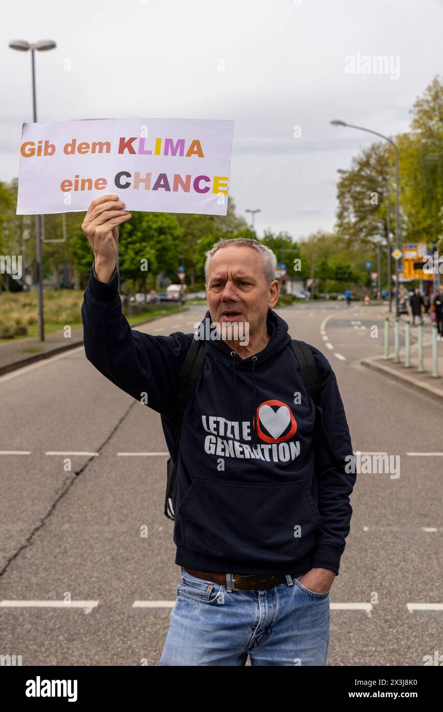 Strassenbesetzung durch die letzte Generation in Essen, 27.04.2024, EU, DEU, Deutschland, Nordrhein-Westfalen, Essen: Strassenbesetzung der Rüttenscheider Straße/Martinstraße im Stadtteil Rüttenscheid durch die Letzte Generation für eine Klimaneutrale Politik/Wirtschaft, soziale Gerechtigkeit und Demokratie. EU, DEU, Deutschland, Nordrhein-Westfalen, Essen: Straßenbesetzung der Rüttenscheider Straße/Martinstraße im Bezirk Rüttenscheid durch die letzte Generation für klimaneutrale Politik/Wirtschaft, soziale Gerechtigkeit und Demokratie. Stockfoto