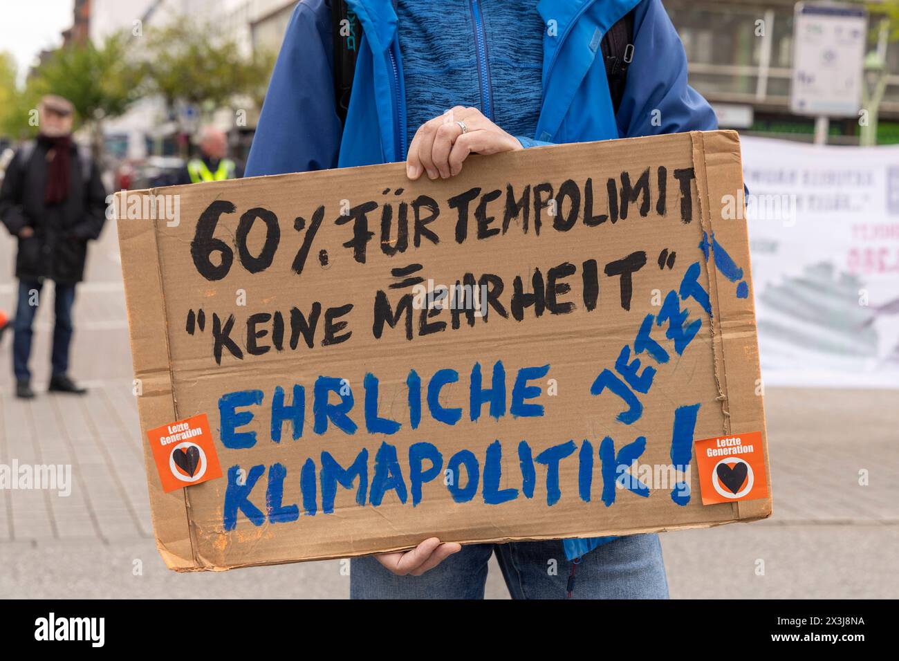 Strassenbesetzung durch die letzte Generation in Essen, 27.04.2024, EU, DEU, Deutschland, Nordrhein-Westfalen, Essen: Strassenbesetzung der Rüttenscheider Straße/Martinstraße im Stadtteil Rüttenscheid durch die Letzte Generation für eine Klimaneutrale Politik/Wirtschaft, soziale Gerechtigkeit und Demokratie. EU, DEU, Deutschland, Nordrhein-Westfalen, Essen: Straßenbesetzung der Rüttenscheider Straße/Martinstraße im Bezirk Rüttenscheid durch die letzte Generation für klimaneutrale Politik/Wirtschaft, soziale Gerechtigkeit und Demokratie. Stockfoto