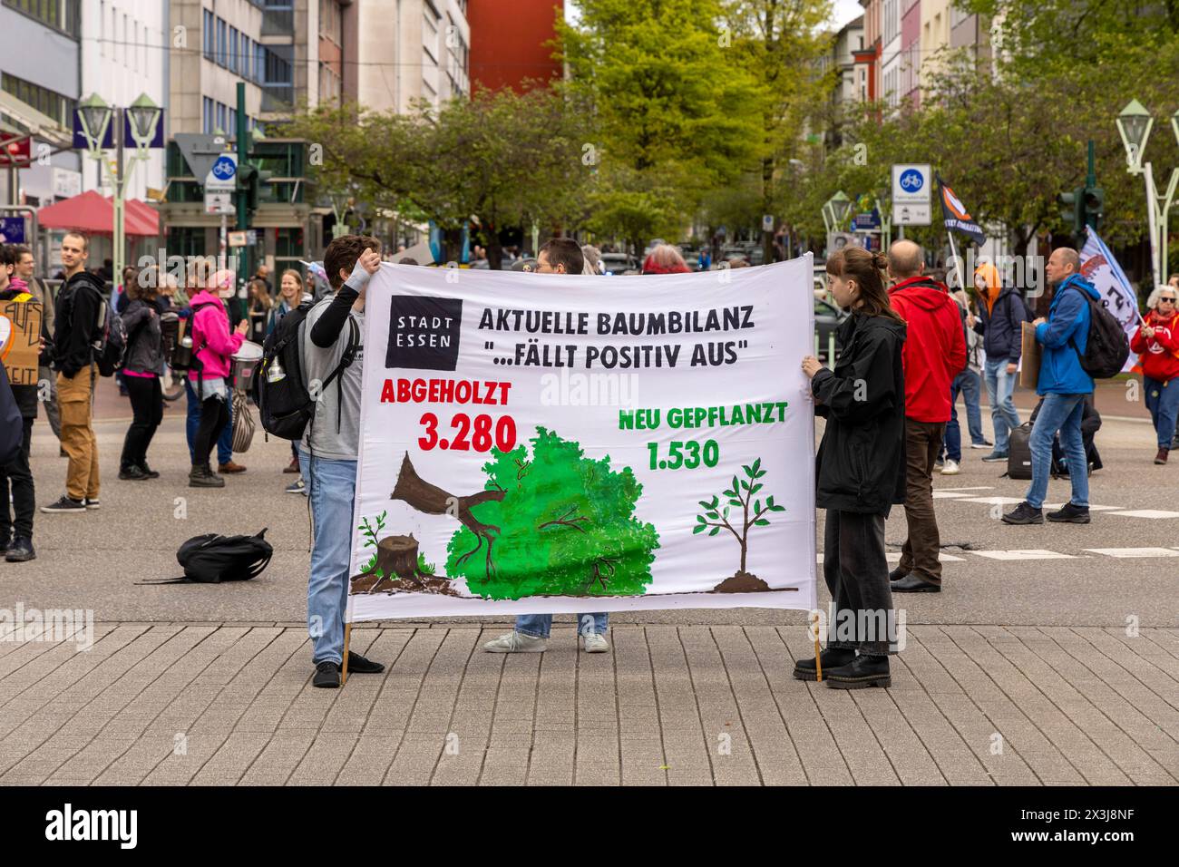 Strassenbesetzung durch die letzte Generation in Essen, 27.04.2024, EU, DEU, Deutschland, Nordrhein-Westfalen, Essen: Strassenbesetzung der Rüttenscheider Straße/Martinstraße im Stadtteil Rüttenscheid durch die Letzte Generation für eine Klimaneutrale Politik/Wirtschaft, soziale Gerechtigkeit und Demokratie. EU, DEU, Deutschland, Nordrhein-Westfalen, Essen: Straßenbesetzung der Rüttenscheider Straße/Martinstraße im Bezirk Rüttenscheid durch die letzte Generation für klimaneutrale Politik/Wirtschaft, soziale Gerechtigkeit und Demokratie. Stockfoto