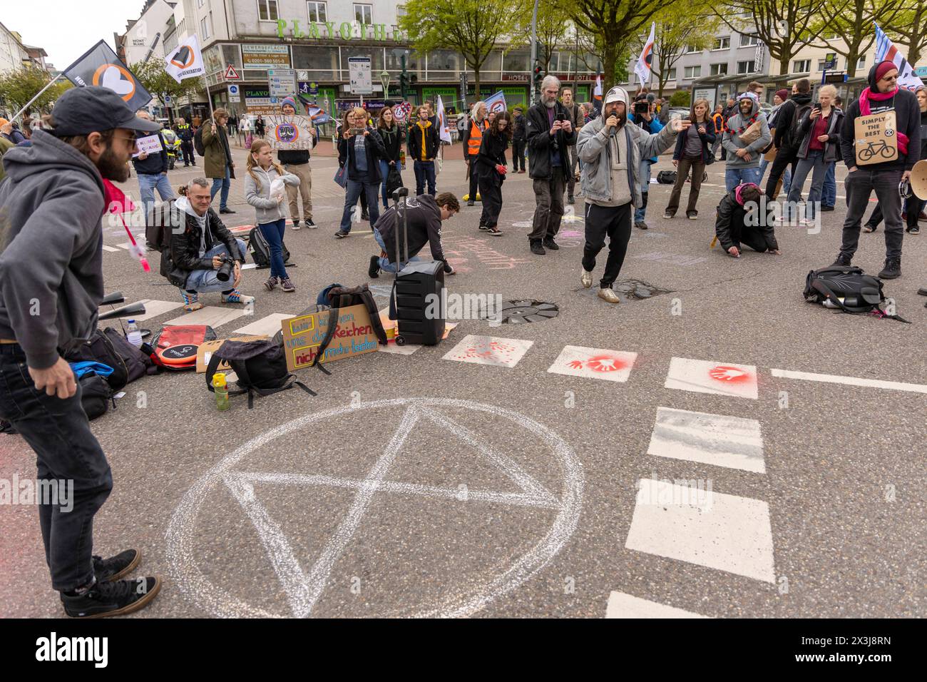 Strassenbesetzung durch die letzte Generation in Essen, 27.04.2024, EU, DEU, Deutschland, Nordrhein-Westfalen, Essen: Strassenbesetzung der Rüttenscheider Straße/Martinstraße im Stadtteil Rüttenscheid durch die Letzte Generation für eine Klimaneutrale Politik/Wirtschaft, soziale Gerechtigkeit und Demokratie. EU, DEU, Deutschland, Nordrhein-Westfalen, Essen: Straßenbesetzung der Rüttenscheider Straße/Martinstraße im Bezirk Rüttenscheid durch die letzte Generation für klimaneutrale Politik/Wirtschaft, soziale Gerechtigkeit und Demokratie. Stockfoto