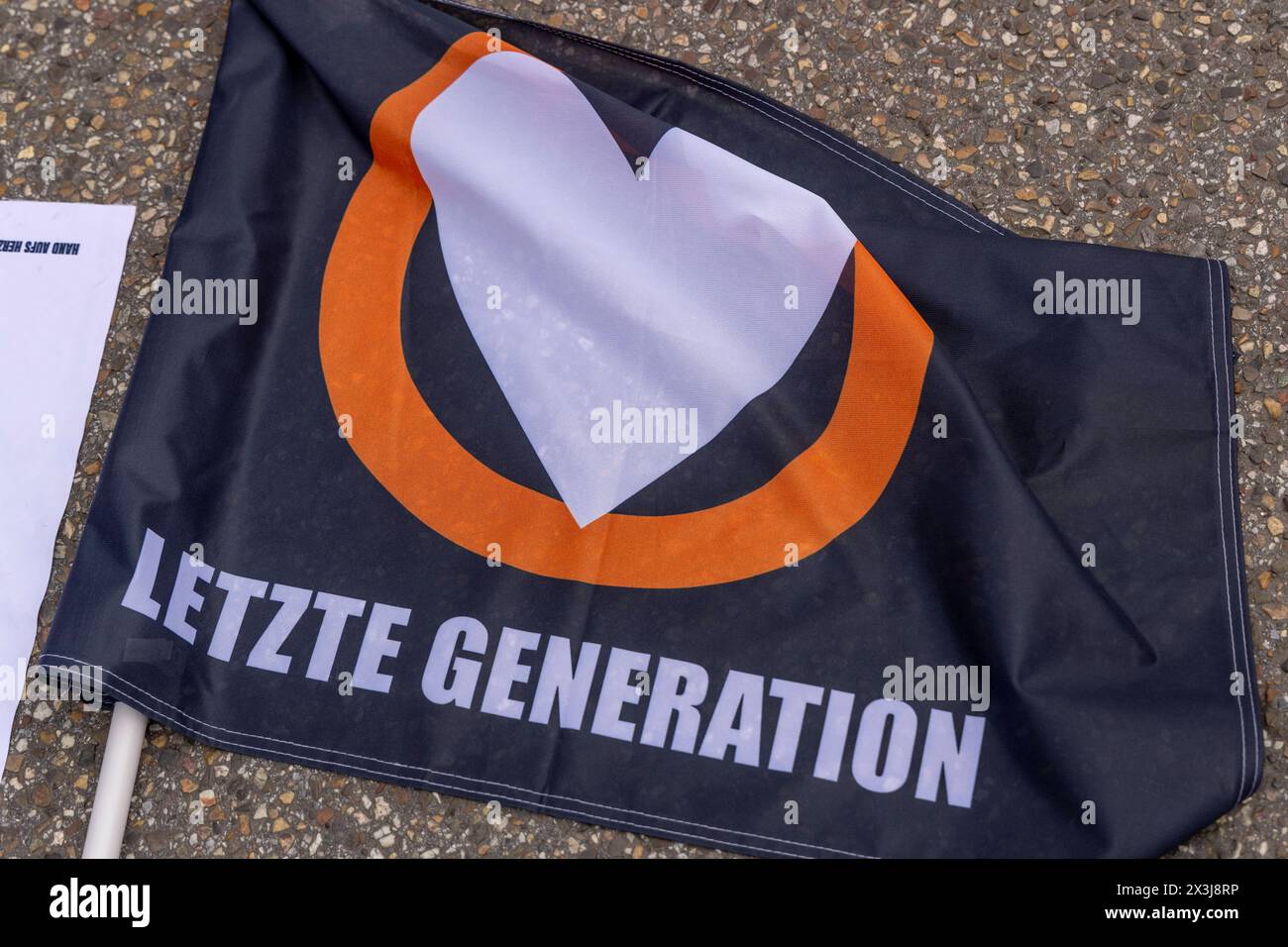 Strassenbesetzung durch die letzte Generation in Essen, 27.04.2024, EU, DEU, Deutschland, Nordrhein-Westfalen, Essen: Strassenbesetzung der Rüttenscheider Straße/Martinstraße im Stadtteil Rüttenscheid durch die Letzte Generation für eine Klimaneutrale Politik/Wirtschaft, soziale Gerechtigkeit und Demokratie. EU, DEU, Deutschland, Nordrhein-Westfalen, Essen: Straßenbesetzung der Rüttenscheider Straße/Martinstraße im Bezirk Rüttenscheid durch die letzte Generation für klimaneutrale Politik/Wirtschaft, soziale Gerechtigkeit und Demokratie. Stockfoto