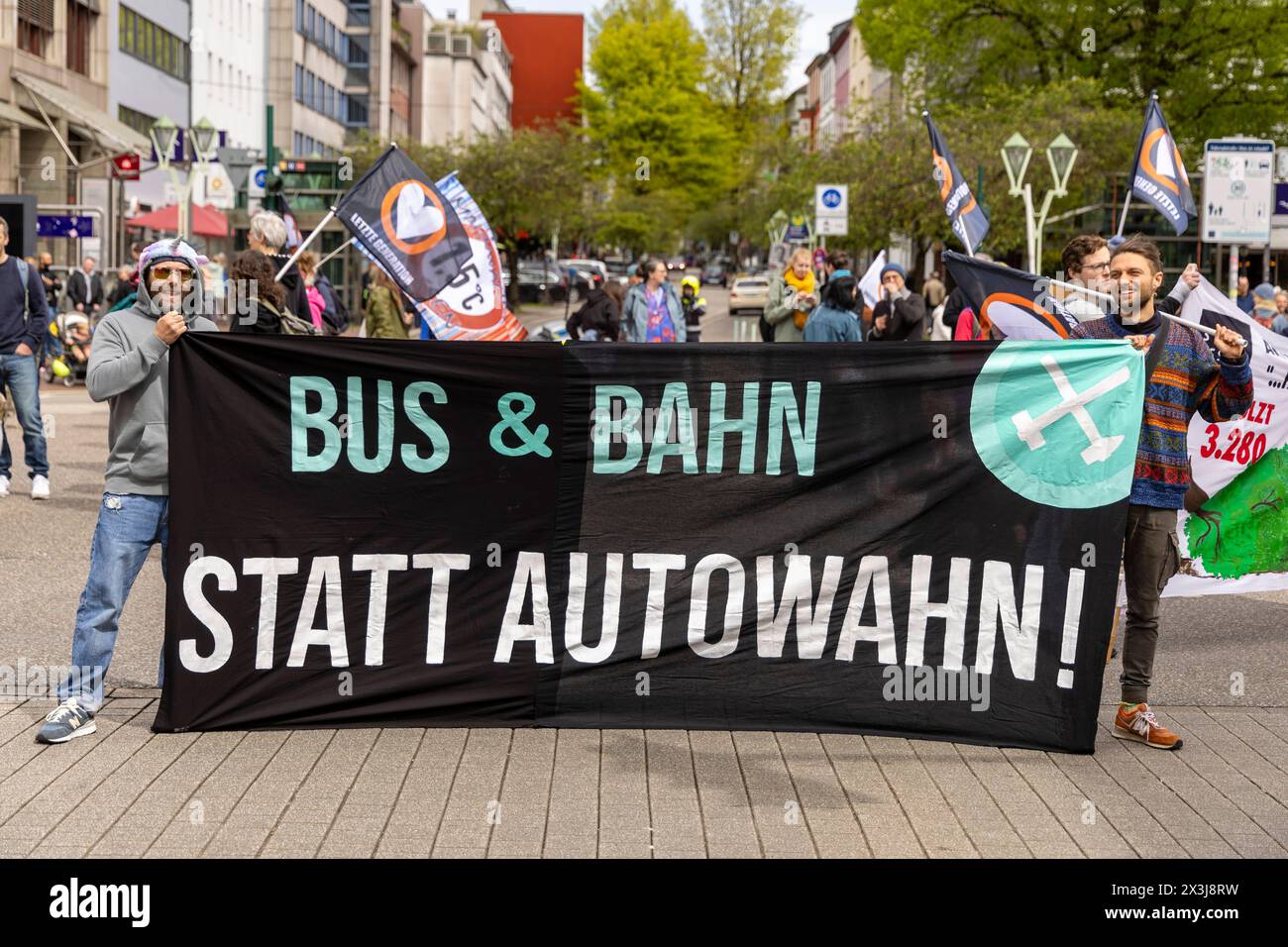 Strassenbesetzung durch die letzte Generation in Essen, 27.04.2024, EU, DEU, Deutschland, Nordrhein-Westfalen, Essen: Strassenbesetzung der Rüttenscheider Straße/Martinstraße im Stadtteil Rüttenscheid durch die Letzte Generation für eine Klimaneutrale Politik/Wirtschaft, soziale Gerechtigkeit und Demokratie. EU, DEU, Deutschland, Nordrhein-Westfalen, Essen: Straßenbesetzung der Rüttenscheider Straße/Martinstraße im Bezirk Rüttenscheid durch die letzte Generation für klimaneutrale Politik/Wirtschaft, soziale Gerechtigkeit und Demokratie. Stockfoto