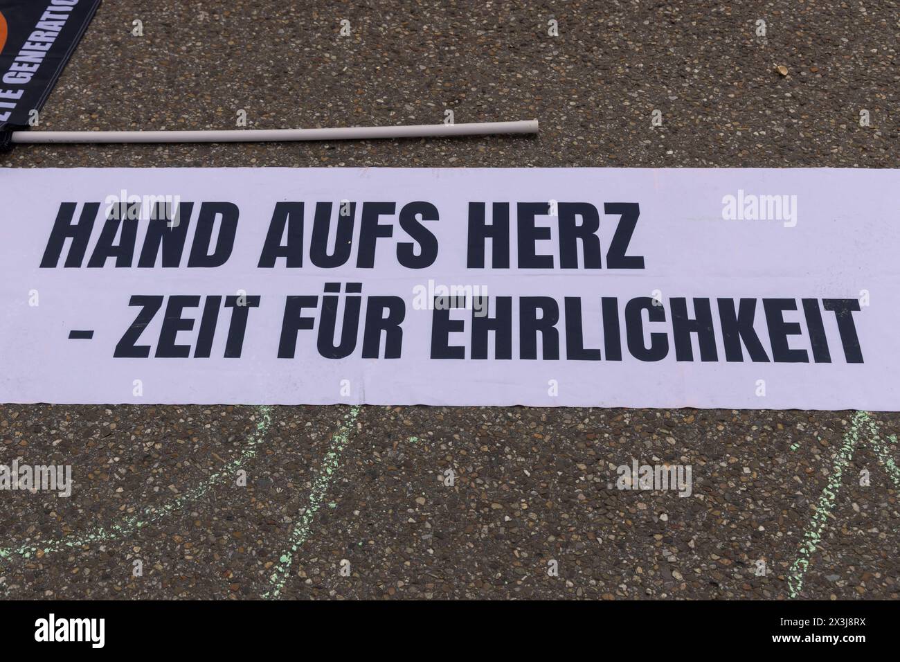 Strassenbesetzung durch die letzte Generation in Essen, 27.04.2024, EU, DEU, Deutschland, Nordrhein-Westfalen, Essen: Strassenbesetzung der Rüttenscheider Straße/Martinstraße im Stadtteil Rüttenscheid durch die Letzte Generation für eine Klimaneutrale Politik/Wirtschaft, soziale Gerechtigkeit und Demokratie. EU, DEU, Deutschland, Nordrhein-Westfalen, Essen: Straßenbesetzung der Rüttenscheider Straße/Martinstraße im Bezirk Rüttenscheid durch die letzte Generation für klimaneutrale Politik/Wirtschaft, soziale Gerechtigkeit und Demokratie. Stockfoto