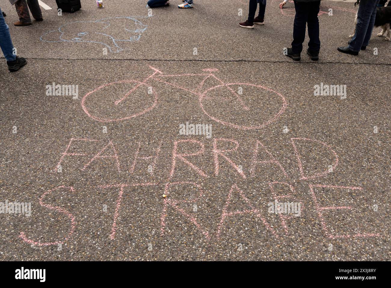 Strassenbesetzung durch die letzte Generation in Essen, 27.04.2024, EU, DEU, Deutschland, Nordrhein-Westfalen, Essen: Strassenbesetzung der Rüttenscheider Straße/Martinstraße im Stadtteil Rüttenscheid durch die Letzte Generation für eine Klimaneutrale Politik/Wirtschaft, soziale Gerechtigkeit und Demokratie. EU, DEU, Deutschland, Nordrhein-Westfalen, Essen: Straßenbesetzung der Rüttenscheider Straße/Martinstraße im Bezirk Rüttenscheid durch die letzte Generation für klimaneutrale Politik/Wirtschaft, soziale Gerechtigkeit und Demokratie. Stockfoto