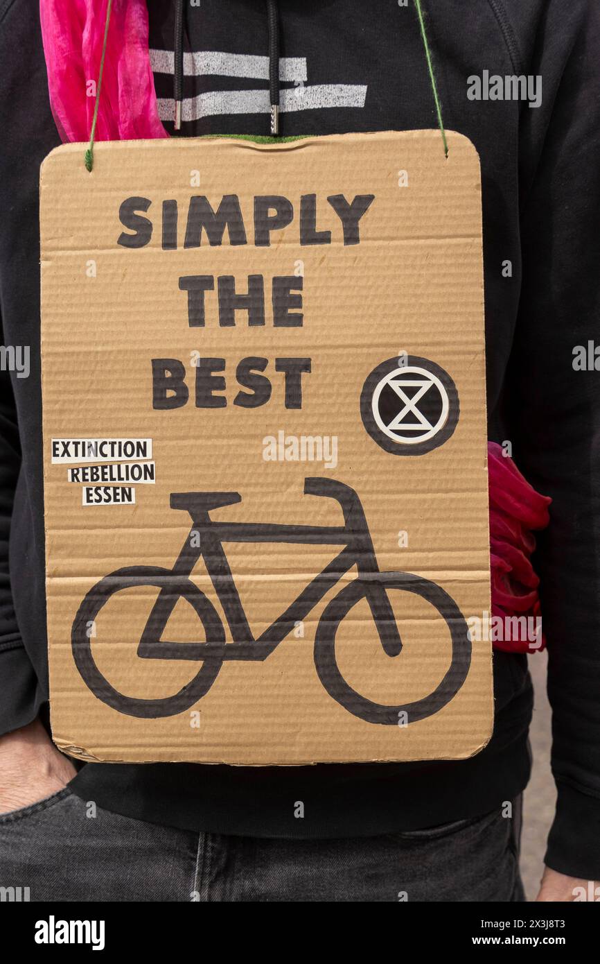 Strassenbesetzung durch die letzte Generation in Essen, 27.04.2024, EU, DEU, Deutschland, Nordrhein-Westfalen, Essen: Strassenbesetzung der Rüttenscheider Straße/Martinstraße im Stadtteil Rüttenscheid durch die Letzte Generation für eine Klimaneutrale Politik/Wirtschaft, soziale Gerechtigkeit und Demokratie. EU, DEU, Deutschland, Nordrhein-Westfalen, Essen: Straßenbesetzung der Rüttenscheider Straße/Martinstraße im Bezirk Rüttenscheid durch die letzte Generation für klimaneutrale Politik/Wirtschaft, soziale Gerechtigkeit und Demokratie. Stockfoto