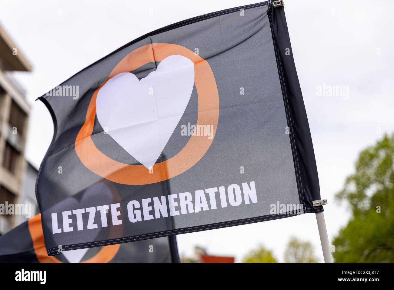 Strassenbesetzung durch die letzte Generation in Essen, 27.04.2024, EU, DEU, Deutschland, Nordrhein-Westfalen, Essen: Strassenbesetzung der Rüttenscheider Straße/Martinstraße im Stadtteil Rüttenscheid durch die Letzte Generation für eine Klimaneutrale Politik/Wirtschaft, soziale Gerechtigkeit und Demokratie. EU, DEU, Deutschland, Nordrhein-Westfalen, Essen: Straßenbesetzung der Rüttenscheider Straße/Martinstraße im Bezirk Rüttenscheid durch die letzte Generation für klimaneutrale Politik/Wirtschaft, soziale Gerechtigkeit und Demokratie. Stockfoto