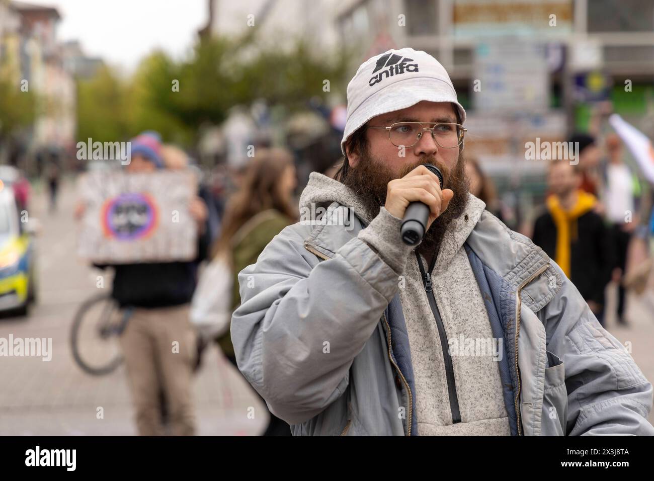 Strassenbesetzung durch die letzte Generation in Essen, 27.04.2024, EU, DEU, Deutschland, Nordrhein-Westfalen, Essen: Strassenbesetzung der Rüttenscheider Straße/Martinstraße im Stadtteil Rüttenscheid durch die Letzte Generation für eine Klimaneutrale Politik/Wirtschaft, soziale Gerechtigkeit und Demokratie. EU, DEU, Deutschland, Nordrhein-Westfalen, Essen: Straßenbesetzung der Rüttenscheider Straße/Martinstraße im Bezirk Rüttenscheid durch die letzte Generation für klimaneutrale Politik/Wirtschaft, soziale Gerechtigkeit und Demokratie. Stockfoto