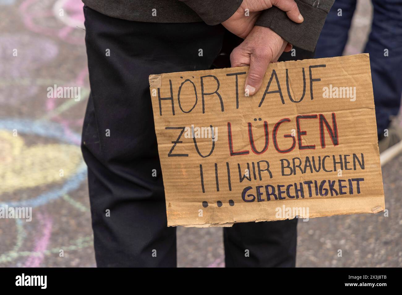 Strassenbesetzung durch die letzte Generation in Essen, 27.04.2024, EU, DEU, Deutschland, Nordrhein-Westfalen, Essen: Strassenbesetzung der Rüttenscheider Straße/Martinstraße im Stadtteil Rüttenscheid durch die Letzte Generation für eine Klimaneutrale Politik/Wirtschaft, soziale Gerechtigkeit und Demokratie. EU, DEU, Deutschland, Nordrhein-Westfalen, Essen: Straßenbesetzung der Rüttenscheider Straße/Martinstraße im Bezirk Rüttenscheid durch die letzte Generation für klimaneutrale Politik/Wirtschaft, soziale Gerechtigkeit und Demokratie. Stockfoto