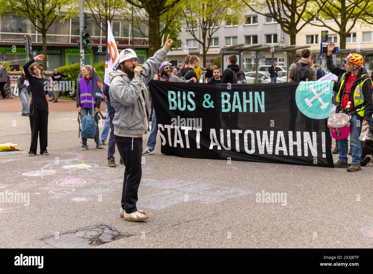 Strassenbesetzung durch die letzte Generation in Essen, 27.04.2024, EU, DEU, Deutschland, Nordrhein-Westfalen, Essen: Strassenbesetzung der Rüttenscheider Straße/Martinstraße im Stadtteil Rüttenscheid durch die Letzte Generation für eine Klimaneutrale Politik/Wirtschaft, soziale Gerechtigkeit und Demokratie. EU, DEU, Deutschland, Nordrhein-Westfalen, Essen: Straßenbesetzung der Rüttenscheider Straße/Martinstraße im Bezirk Rüttenscheid durch die letzte Generation für klimaneutrale Politik/Wirtschaft, soziale Gerechtigkeit und Demokratie. Stockfoto