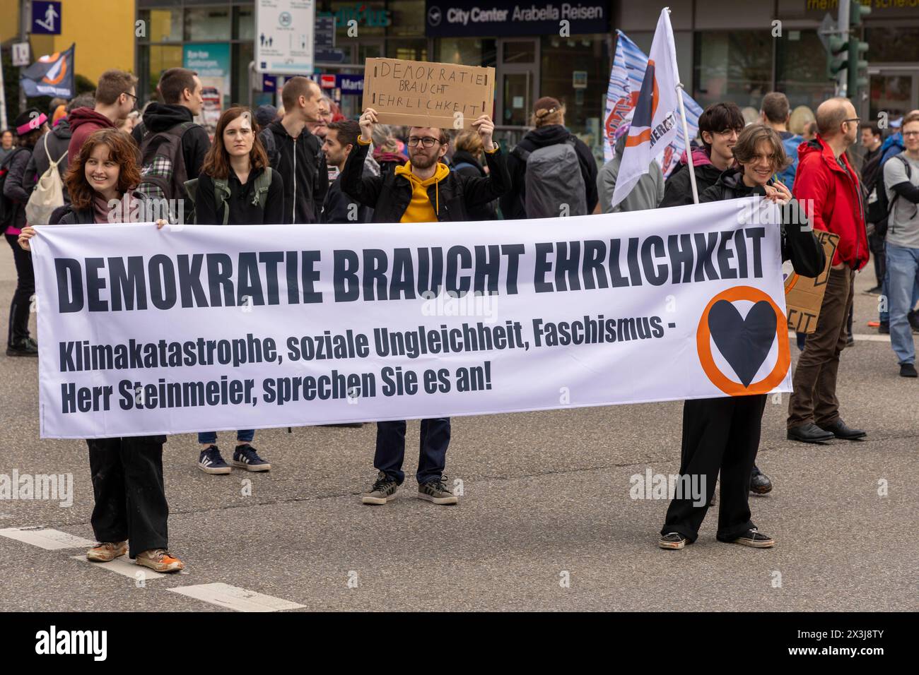 Strassenbesetzung durch die letzte Generation in Essen, 27.04.2024, EU, DEU, Deutschland, Nordrhein-Westfalen, Essen: Strassenbesetzung der Rüttenscheider Straße/Martinstraße im Stadtteil Rüttenscheid durch die Letzte Generation für eine Klimaneutrale Politik/Wirtschaft, soziale Gerechtigkeit und Demokratie. EU, DEU, Deutschland, Nordrhein-Westfalen, Essen: Straßenbesetzung der Rüttenscheider Straße/Martinstraße im Bezirk Rüttenscheid durch die letzte Generation für klimaneutrale Politik/Wirtschaft, soziale Gerechtigkeit und Demokratie. Stockfoto