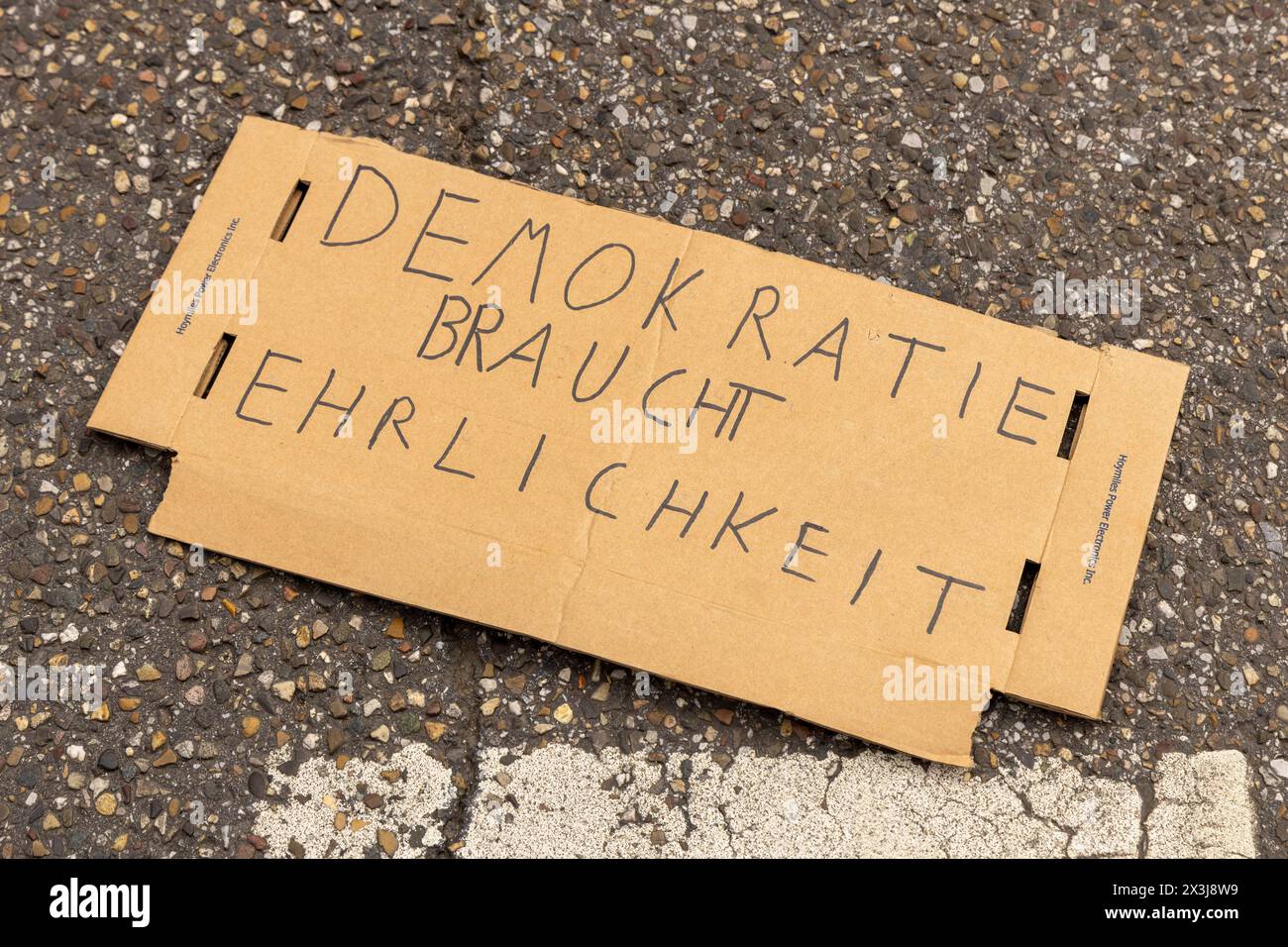 Strassenbesetzung durch die letzte Generation in Essen, 27.04.2024, EU, DEU, Deutschland, Nordrhein-Westfalen, Essen: Strassenbesetzung der Rüttenscheider Straße/Martinstraße im Stadtteil Rüttenscheid durch die Letzte Generation für eine Klimaneutrale Politik/Wirtschaft, soziale Gerechtigkeit und Demokratie. EU, DEU, Deutschland, Nordrhein-Westfalen, Essen: Straßenbesetzung der Rüttenscheider Straße/Martinstraße im Bezirk Rüttenscheid durch die letzte Generation für klimaneutrale Politik/Wirtschaft, soziale Gerechtigkeit und Demokratie. Stockfoto