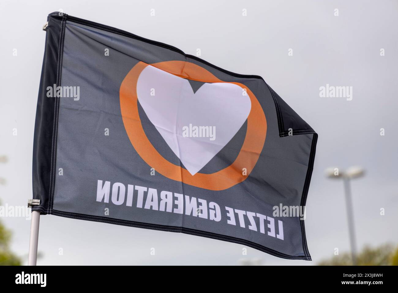 Strassenbesetzung durch die letzte Generation in Essen, 27.04.2024, EU, DEU, Deutschland, Nordrhein-Westfalen, Essen: Strassenbesetzung der Rüttenscheider Straße/Martinstraße im Stadtteil Rüttenscheid durch die Letzte Generation für eine Klimaneutrale Politik/Wirtschaft, soziale Gerechtigkeit und Demokratie. EU, DEU, Deutschland, Nordrhein-Westfalen, Essen: Straßenbesetzung der Rüttenscheider Straße/Martinstraße im Bezirk Rüttenscheid durch die letzte Generation für klimaneutrale Politik/Wirtschaft, soziale Gerechtigkeit und Demokratie. Stockfoto