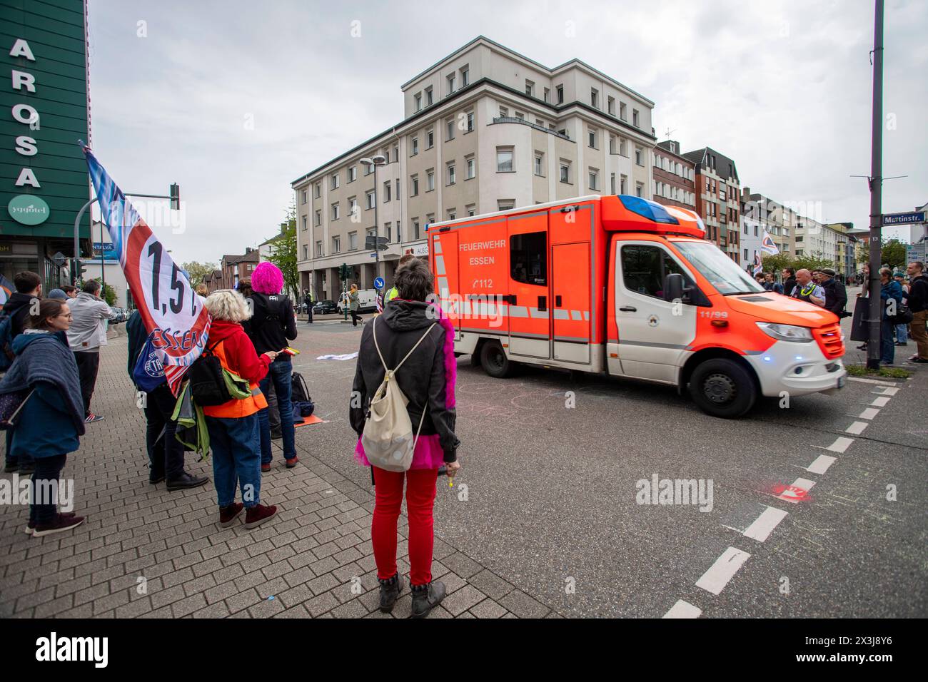 Strassenbesetzung durch die letzte Generation in Essen, 27.04.2024, EU, DEU, Deutschland, Nordrhein-Westfalen, Essen: Strassenbesetzung der Rüttenscheider Straße/Martinstraße im Stadtteil Rüttenscheid durch die Letzte Generation für eine Klimaneutrale Politik/Wirtschaft, soziale Gerechtigkeit und Demokratie. EU, DEU, Deutschland, Nordrhein-Westfalen, Essen: Straßenbesetzung der Rüttenscheider Straße/Martinstraße im Bezirk Rüttenscheid durch die letzte Generation für klimaneutrale Politik/Wirtschaft, soziale Gerechtigkeit und Demokratie. Stockfoto
