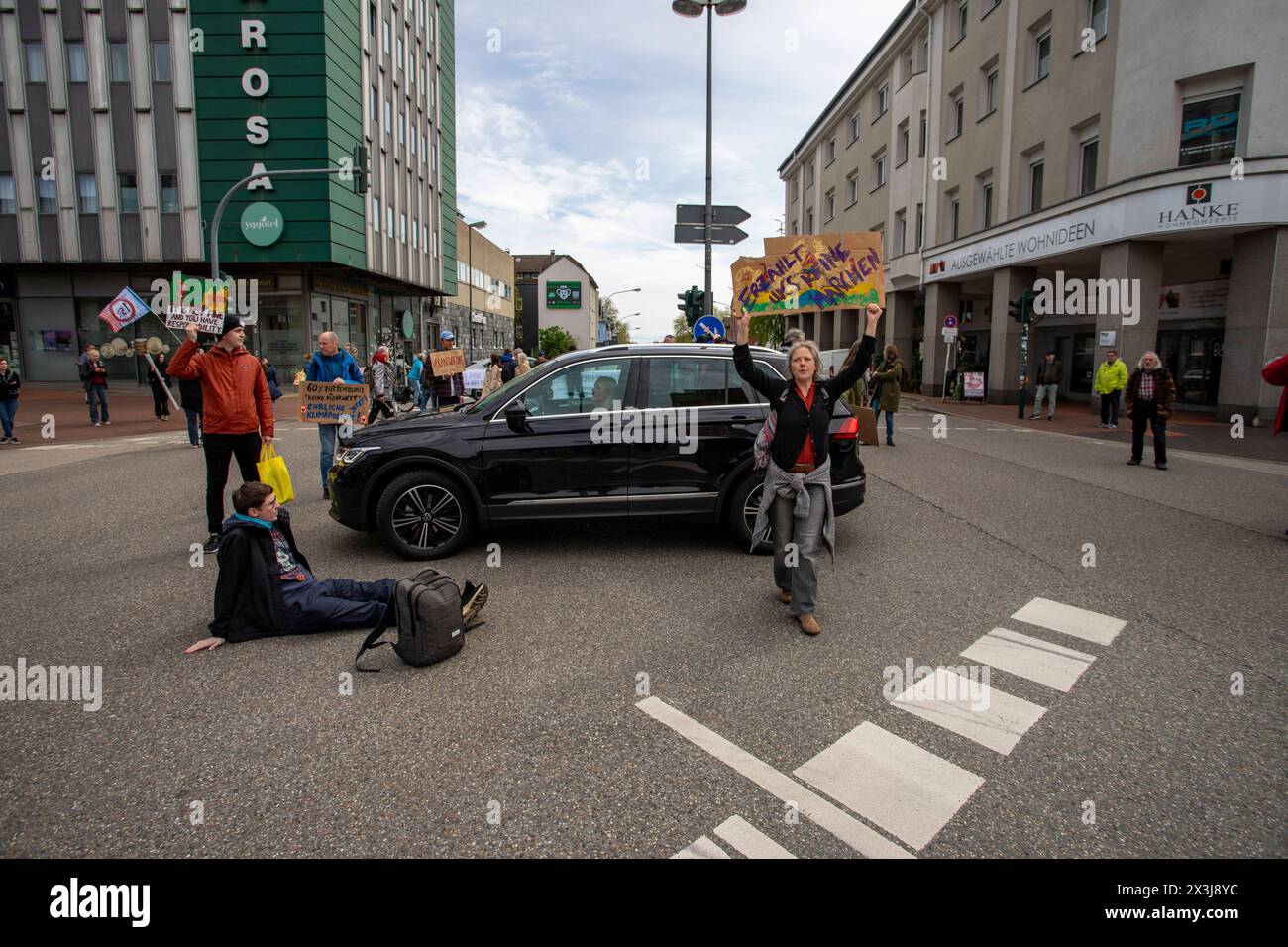 Strassenbesetzung durch die letzte Generation in Essen, 27.04.2024, EU, DEU, Deutschland, Nordrhein-Westfalen, Essen: Strassenbesetzung der Rüttenscheider Straße/Martinstraße im Stadtteil Rüttenscheid durch die Letzte Generation für eine Klimaneutrale Politik/Wirtschaft, soziale Gerechtigkeit und Demokratie. EU, DEU, Deutschland, Nordrhein-Westfalen, Essen: Straßenbesetzung der Rüttenscheider Straße/Martinstraße im Bezirk Rüttenscheid durch die letzte Generation für klimaneutrale Politik/Wirtschaft, soziale Gerechtigkeit und Demokratie. Stockfoto