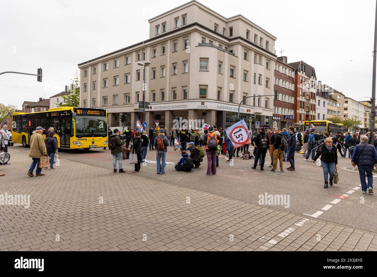 Strassenbesetzung durch die letzte Generation in Essen, 27.04.2024, EU, DEU, Deutschland, Nordrhein-Westfalen, Essen: Strassenbesetzung der Rüttenscheider Straße/Martinstraße im Stadtteil Rüttenscheid durch die Letzte Generation für eine Klimaneutrale Politik/Wirtschaft, soziale Gerechtigkeit und Demokratie. EU, DEU, Deutschland, Nordrhein-Westfalen, Essen: Straßenbesetzung der Rüttenscheider Straße/Martinstraße im Bezirk Rüttenscheid durch die letzte Generation für klimaneutrale Politik/Wirtschaft, soziale Gerechtigkeit und Demokratie. Stockfoto