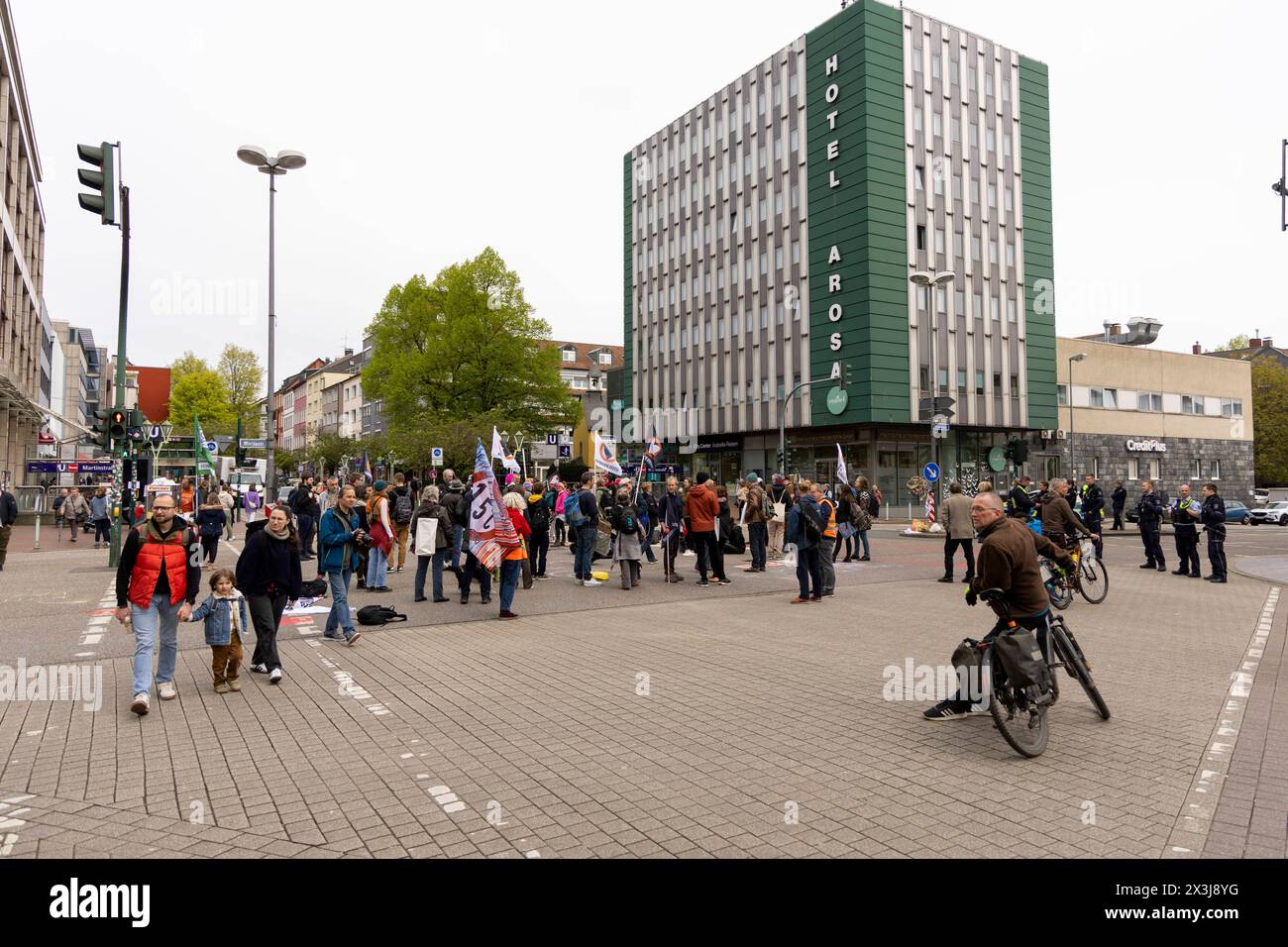 Strassenbesetzung durch die letzte Generation in Essen, 27.04.2024, EU, DEU, Deutschland, Nordrhein-Westfalen, Essen: Strassenbesetzung der Rüttenscheider Straße/Martinstraße im Stadtteil Rüttenscheid durch die Letzte Generation für eine Klimaneutrale Politik/Wirtschaft, soziale Gerechtigkeit und Demokratie. EU, DEU, Deutschland, Nordrhein-Westfalen, Essen: Straßenbesetzung der Rüttenscheider Straße/Martinstraße im Bezirk Rüttenscheid durch die letzte Generation für klimaneutrale Politik/Wirtschaft, soziale Gerechtigkeit und Demokratie. Stockfoto