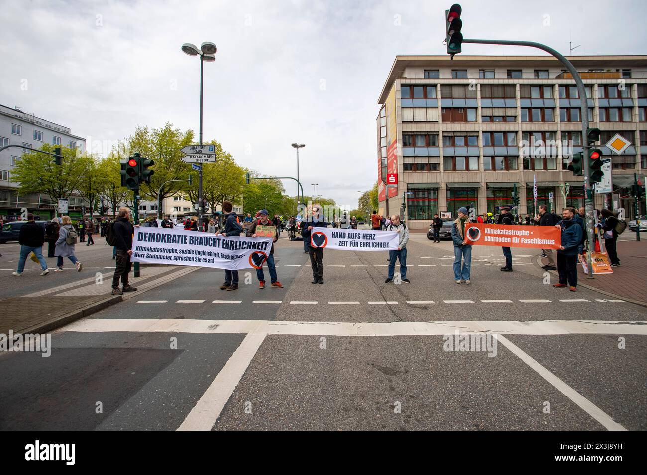 Strassenbesetzung durch die letzte Generation in Essen, 27.04.2024, EU, DEU, Deutschland, Nordrhein-Westfalen, Essen: Strassenbesetzung der Rüttenscheider Straße/Martinstraße im Stadtteil Rüttenscheid durch die Letzte Generation für eine Klimaneutrale Politik/Wirtschaft, soziale Gerechtigkeit und Demokratie. EU, DEU, Deutschland, Nordrhein-Westfalen, Essen: Straßenbesetzung der Rüttenscheider Straße/Martinstraße im Bezirk Rüttenscheid durch die letzte Generation für klimaneutrale Politik/Wirtschaft, soziale Gerechtigkeit und Demokratie. Stockfoto
