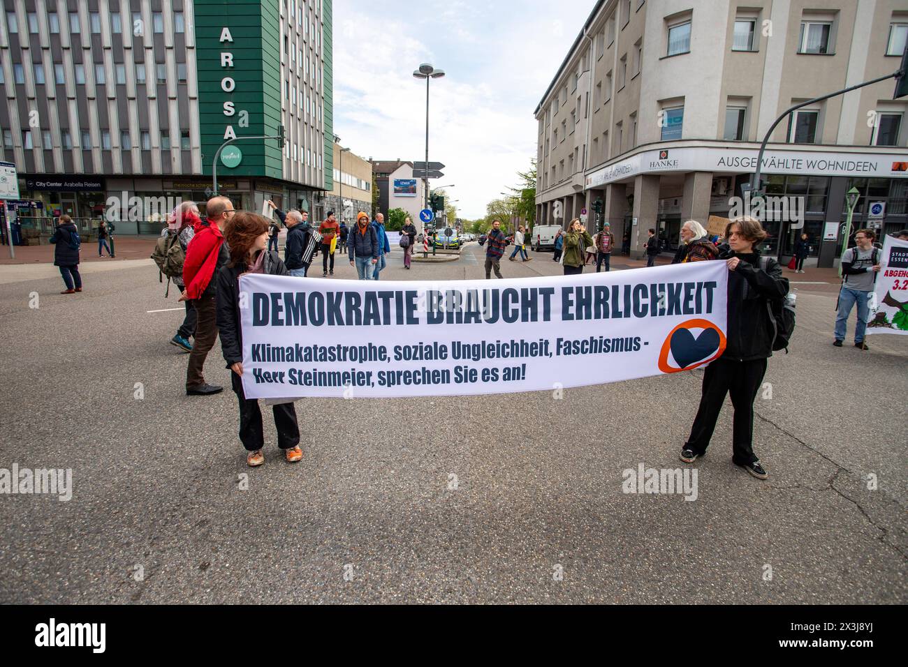 Strassenbesetzung durch die letzte Generation in Essen, 27.04.2024, EU, DEU, Deutschland, Nordrhein-Westfalen, Essen: Strassenbesetzung der Rüttenscheider Straße/Martinstraße im Stadtteil Rüttenscheid durch die Letzte Generation für eine Klimaneutrale Politik/Wirtschaft, soziale Gerechtigkeit und Demokratie. EU, DEU, Deutschland, Nordrhein-Westfalen, Essen: Straßenbesetzung der Rüttenscheider Straße/Martinstraße im Bezirk Rüttenscheid durch die letzte Generation für klimaneutrale Politik/Wirtschaft, soziale Gerechtigkeit und Demokratie. Stockfoto