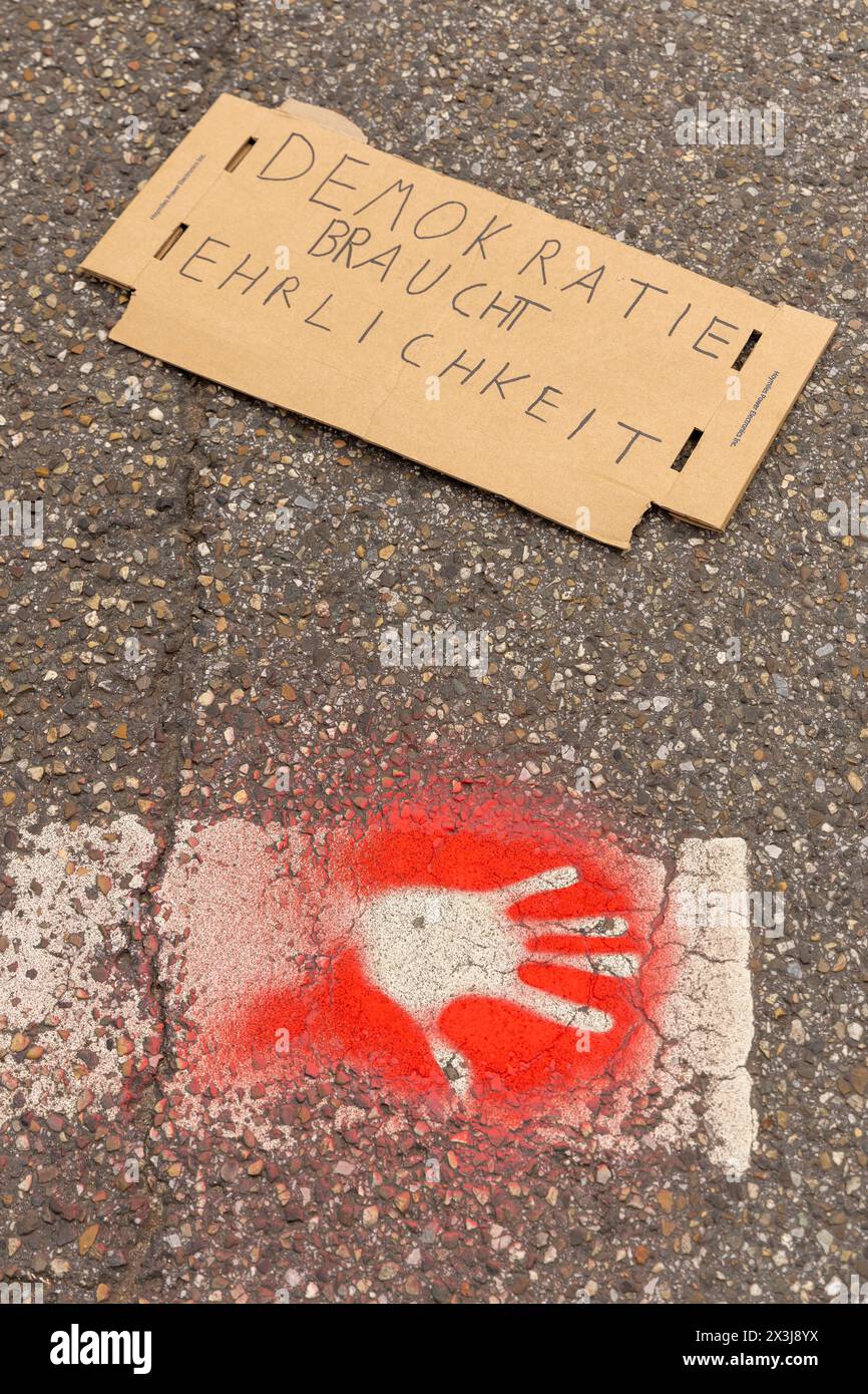 Strassenbesetzung durch die letzte Generation in Essen, 27.04.2024, EU, DEU, Deutschland, Nordrhein-Westfalen, Essen: Strassenbesetzung der Rüttenscheider Straße/Martinstraße im Stadtteil Rüttenscheid durch die Letzte Generation für eine Klimaneutrale Politik/Wirtschaft, soziale Gerechtigkeit und Demokratie. EU, DEU, Deutschland, Nordrhein-Westfalen, Essen: Straßenbesetzung der Rüttenscheider Straße/Martinstraße im Bezirk Rüttenscheid durch die letzte Generation für klimaneutrale Politik/Wirtschaft, soziale Gerechtigkeit und Demokratie. Stockfoto