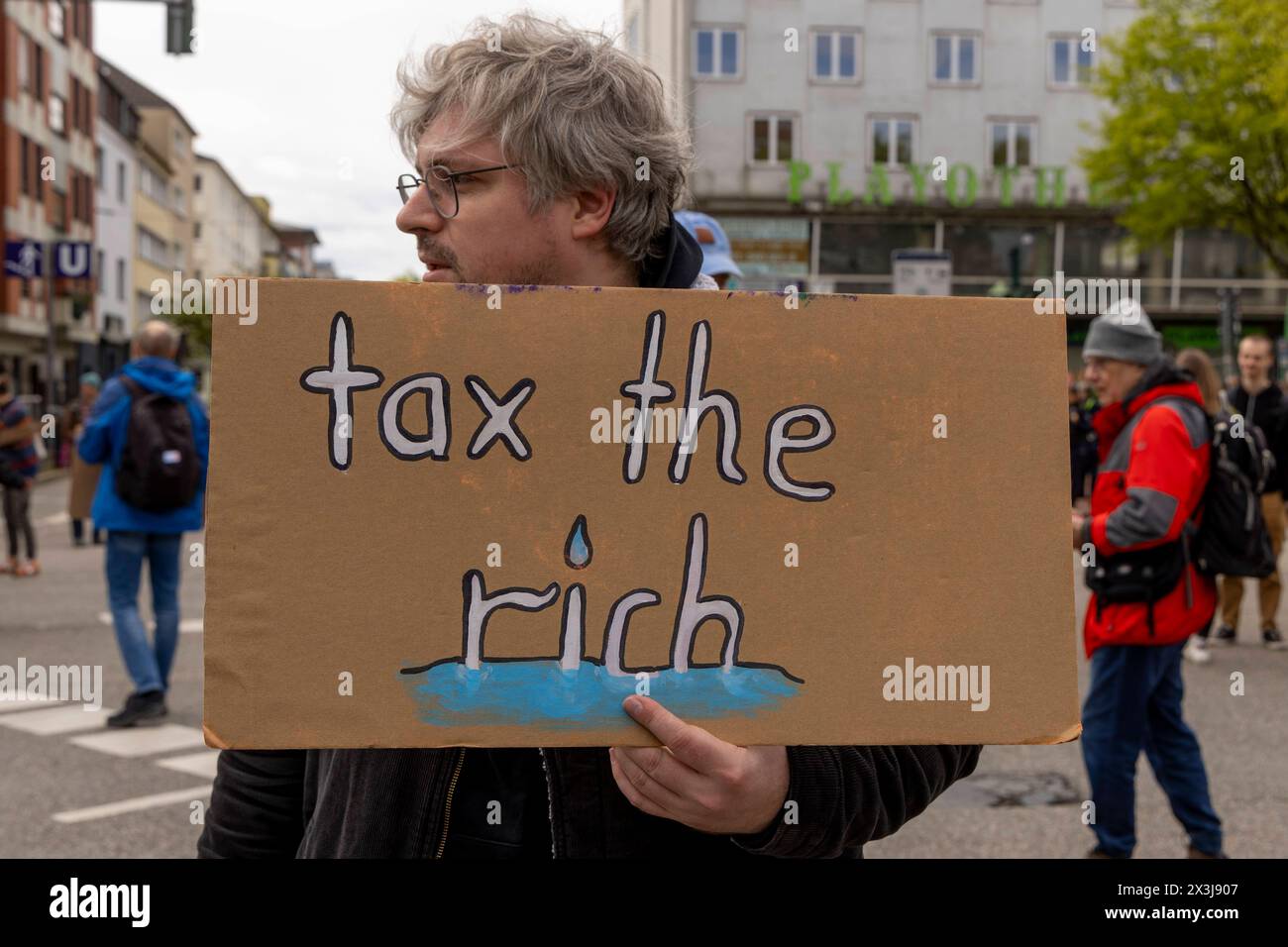 Strassenbesetzung durch die letzte Generation in Essen, 27.04.2024, EU, DEU, Deutschland, Nordrhein-Westfalen, Essen: Strassenbesetzung der Rüttenscheider Straße/Martinstraße im Stadtteil Rüttenscheid durch die Letzte Generation für eine Klimaneutrale Politik/Wirtschaft, soziale Gerechtigkeit und Demokratie. EU, DEU, Deutschland, Nordrhein-Westfalen, Essen: Straßenbesetzung der Rüttenscheider Straße/Martinstraße im Bezirk Rüttenscheid durch die letzte Generation für klimaneutrale Politik/Wirtschaft, soziale Gerechtigkeit und Demokratie. Stockfoto