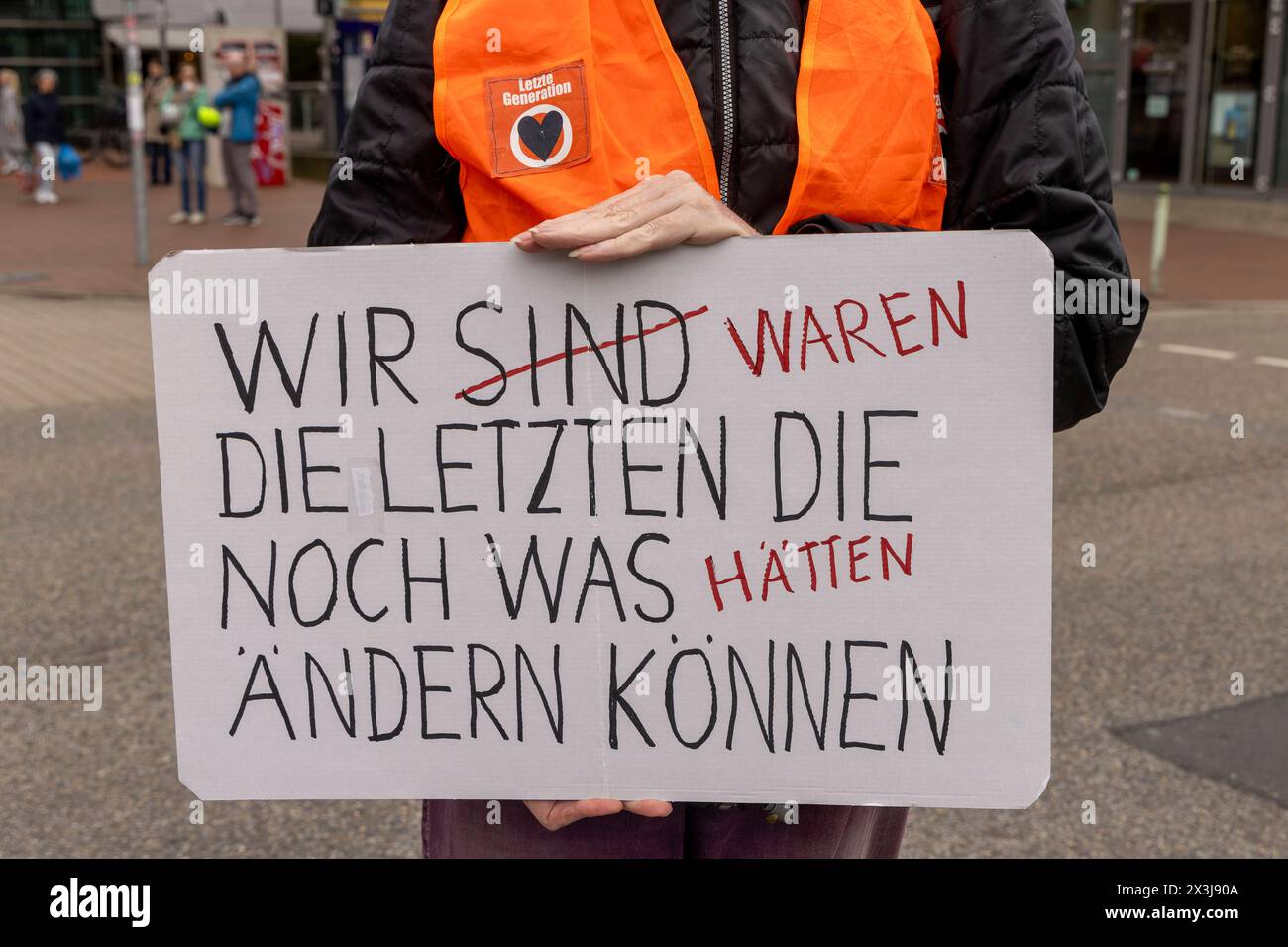 Strassenbesetzung durch die letzte Generation in Essen, 27.04.2024, EU, DEU, Deutschland, Nordrhein-Westfalen, Essen: Strassenbesetzung der Rüttenscheider Straße/Martinstraße im Stadtteil Rüttenscheid durch die Letzte Generation für eine Klimaneutrale Politik/Wirtschaft, soziale Gerechtigkeit und Demokratie. EU, DEU, Deutschland, Nordrhein-Westfalen, Essen: Straßenbesetzung der Rüttenscheider Straße/Martinstraße im Bezirk Rüttenscheid durch die letzte Generation für klimaneutrale Politik/Wirtschaft, soziale Gerechtigkeit und Demokratie. Stockfoto