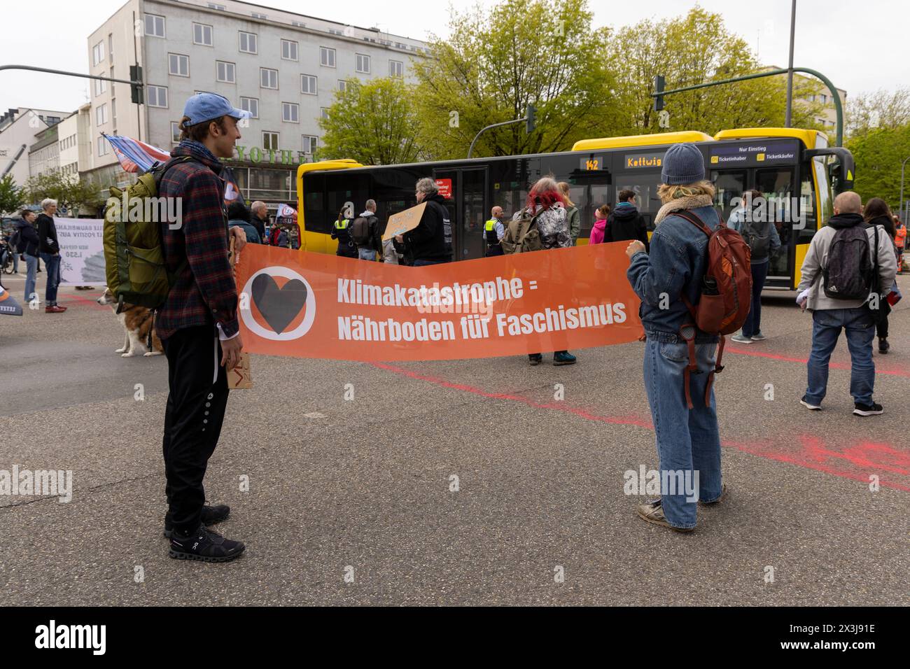 Strassenbesetzung durch die letzte Generation in Essen, 27.04.2024, EU, DEU, Deutschland, Nordrhein-Westfalen, Essen: Strassenbesetzung der Rüttenscheider Straße/Martinstraße im Stadtteil Rüttenscheid durch die Letzte Generation für eine Klimaneutrale Politik/Wirtschaft, soziale Gerechtigkeit und Demokratie. EU, DEU, Deutschland, Nordrhein-Westfalen, Essen: Straßenbesetzung der Rüttenscheider Straße/Martinstraße im Bezirk Rüttenscheid durch die letzte Generation für klimaneutrale Politik/Wirtschaft, soziale Gerechtigkeit und Demokratie. Stockfoto