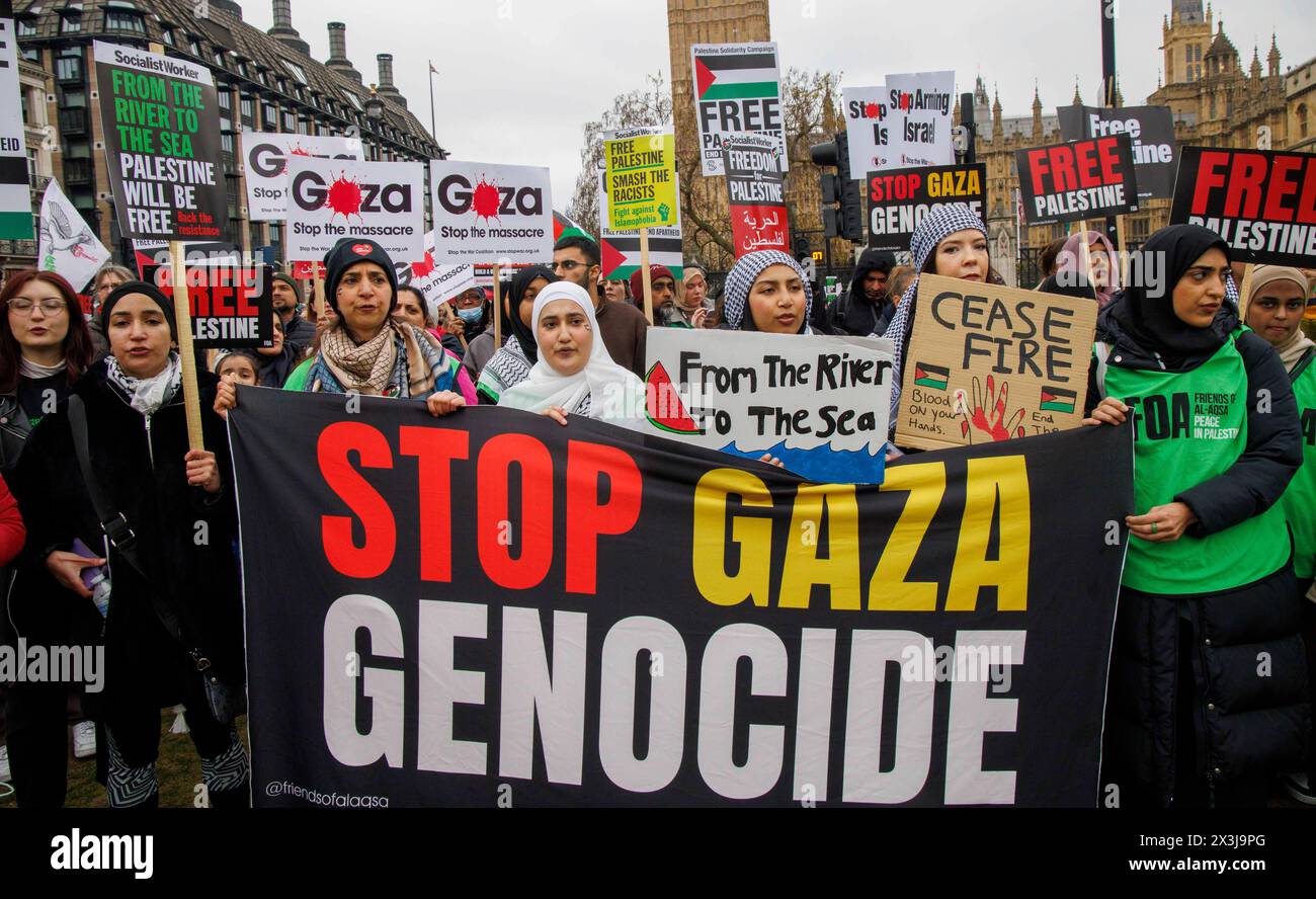 London, Großbritannien. April 2024. Nationalmarsch für Palästina. Der Marsch wird von der palästinensischen Solidaritätskampagne und den Freunden von Al Aqsa organisiert, und schätzungsweise 100.000 Demonstranten fordern einen sofortigen Waffenstillstand und ein Ende der Bombardierung von Gaza durch Israel. Sie wollen auch, dass die Regierung aufhört, Israel Waffen zu liefern. Auf dem Weg zum Hyde Park gibt es einen israelischen Gegenprotest, der die Freilassung der Geiseln fordert und Hamas-Terroristen nennt. Quelle: Mark Thomas/Alamy Live News Stockfoto