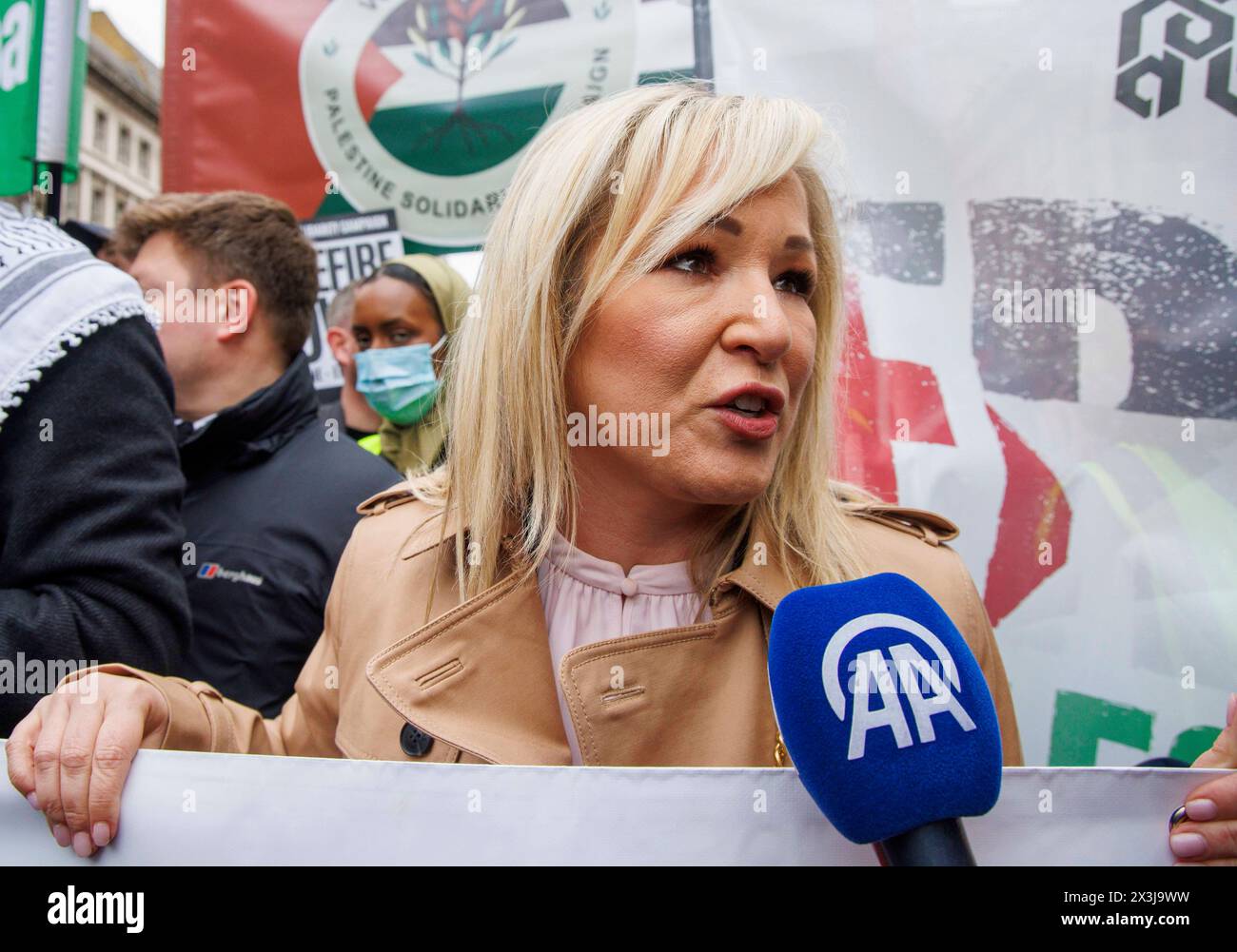 London, Großbritannien. April 2024. Michelle OÕNeill, erste Ministerin für Palästina. Der Marsch wird von der palästinensischen Solidaritätskampagne und den Freunden von Al Aqsa organisiert, und schätzungsweise 100.000 Demonstranten fordern einen sofortigen Waffenstillstand und ein Ende der Bombardierung von Gaza durch Israel. Sie wollen auch, dass die Regierung aufhört, Israel Waffen zu liefern. Auf dem Weg zum Hyde Park gibt es einen israelischen Gegenprotest, der die Freilassung der Geiseln fordert und Hamas-Terroristen nennt. Quelle: Mark Thomas/Alamy Live News Stockfoto