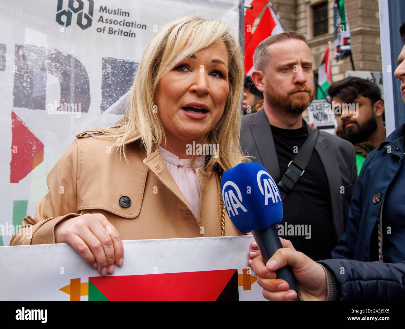 London, Großbritannien. April 2024. Michelle OÕNeill, erste Ministerin für Palästina. Der Marsch wird von der palästinensischen Solidaritätskampagne und den Freunden von Al Aqsa organisiert, und schätzungsweise 100.000 Demonstranten fordern einen sofortigen Waffenstillstand und ein Ende der Bombardierung von Gaza durch Israel. Sie wollen auch, dass die Regierung aufhört, Israel Waffen zu liefern. Auf dem Weg zum Hyde Park gibt es einen israelischen Gegenprotest, der die Freilassung der Geiseln fordert und Hamas-Terroristen nennt. Quelle: Mark Thomas/Alamy Live News Stockfoto