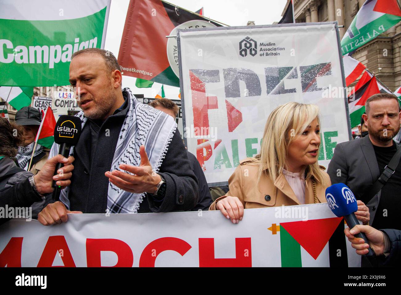 London, Großbritannien 27 April 2024 die palästinensische Botschafterin in London, Husam S Zomlot, und Michelle OÕNeill, erste Ministerin für Nordireland, geben Interviews. Nationalmarsch für Palästina. Der Marsch wird von der palästinensischen Solidaritätskampagne und den Freunden von Al Aqsa organisiert, und schätzungsweise 100.000 Demonstranten fordern einen sofortigen Waffenstillstand und ein Ende der Bombardierung von Gaza durch Israel. Sie wollen auch, dass die Regierung aufhört, Israel Waffen zu liefern. Auf dem Weg zum Hyde Park gibt es einen israelischen Gegenprotest, der die Freilassung der Geiseln fordert und Hamas-Terroristen nennt. Stockfoto