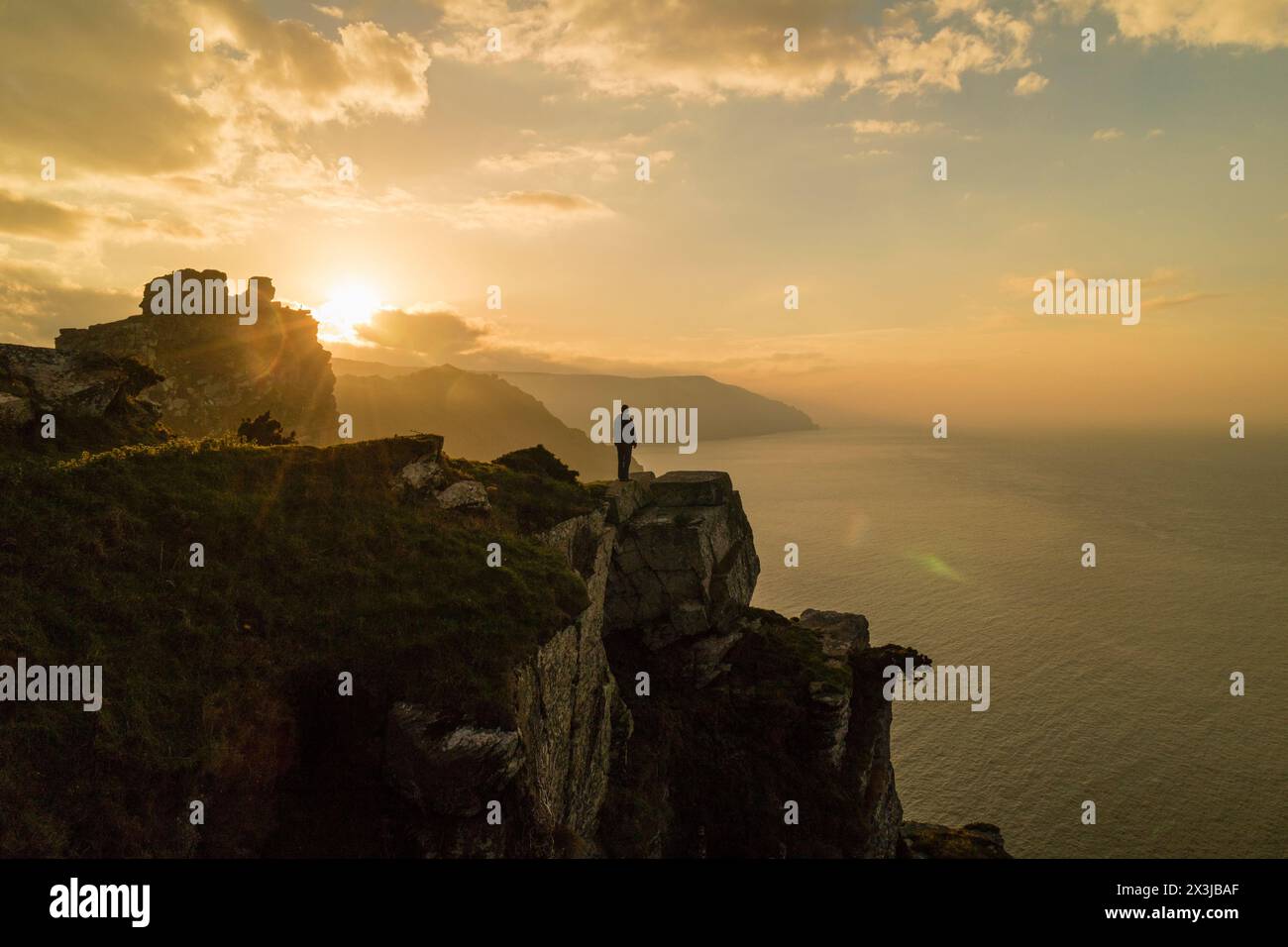 Sonnenuntergang über dem Valley of Rocks in der Nähe von Lynton, Devon, England, Großbritannien Stockfoto