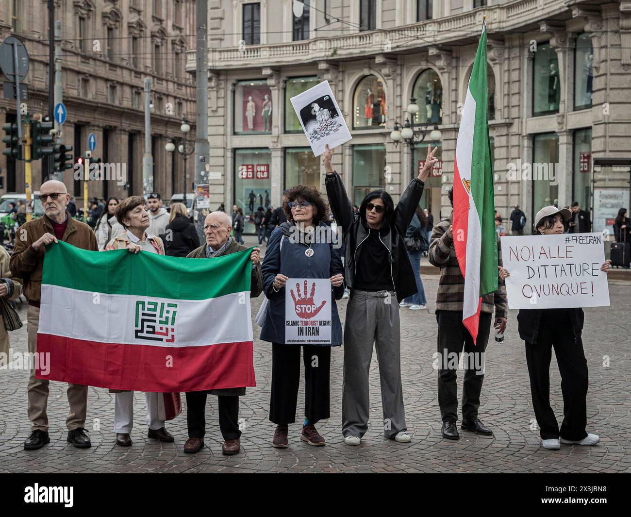 Mailand, Italien. April 2024. Presidio contro le esecuzioni in Iran, protesta contro l'esecuzione del Rapper iraniano Tomaj condannato a morteMilano, Italia - Cronaca Sabato, 27. April 2024. (Foto di Marco Ottico/Lapresse) die Straßen von Mailand Via Ceresio Mailand, Italien - Nachrichten Samstag, 27. April 2024. (Foto: Marco Ottico/Lapresse) Credit: LaPresse/Alamy Live News Stockfoto