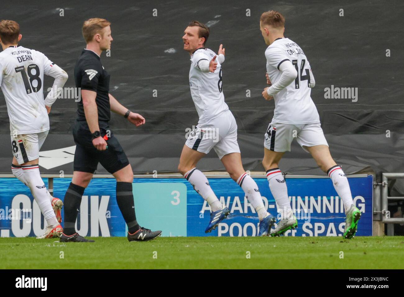 Captain Alex Gilbey feiert, nachdem er für Milton Keynes Dons geschossen hat, um ihren Vorsprung mit 2:0 gegen Sutton United auszuweiten, während der ersten Hälfte des Spiels der Sky Bet League 2 zwischen MK Dons und Sutton United am Samstag, den 27. April 2024, im Stadium MK, Milton Keynes. (Foto: John Cripps | MI News) Credit: MI News & Sport /Alamy Live News Stockfoto