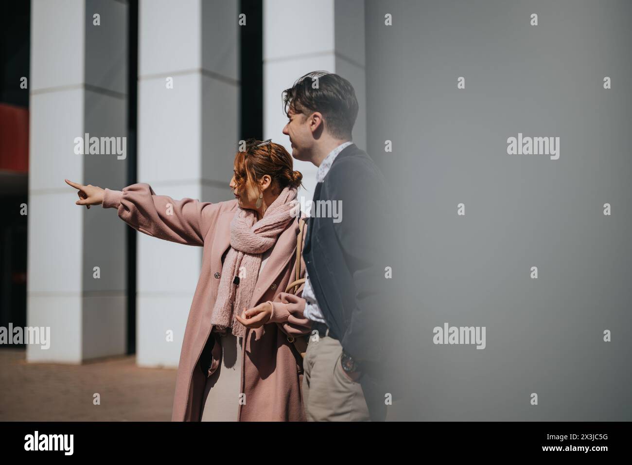 Jungunternehmer, die das Unternehmenswachstum in einem städtischen Umfeld planen Stockfoto