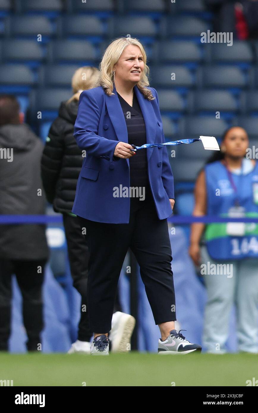 London, Großbritannien. April 2024. Chelsea Women Head Coach Emma Hayes trifft am 27. April 2024 im Halbfinale der Frauen in der Champions League zwischen Chelsea Women und Barcelona Women in Stamford Bridge in London, England an. Foto von Ken Sparks. Nur redaktionelle Verwendung, Lizenz für kommerzielle Nutzung erforderlich. Keine Verwendung bei Wetten, Spielen oder Publikationen eines einzelnen Clubs/einer Liga/eines Spielers. Quelle: UK Sports Pics Ltd/Alamy Live News Stockfoto