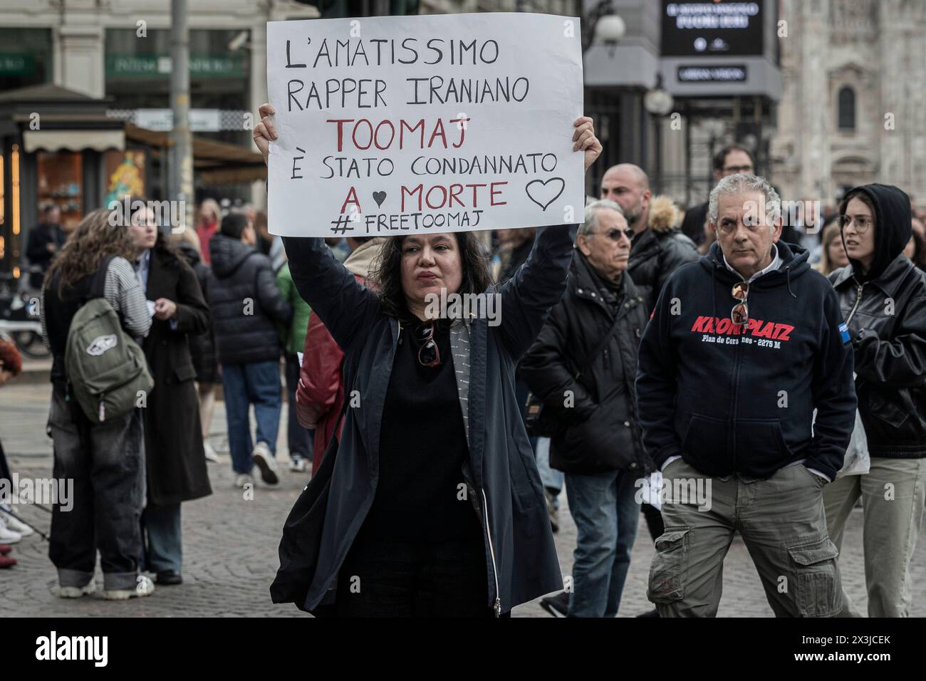 Mailand, Italien. April 2024. Presidio contro le esecuzioni in Iran, protesta contro l'esecuzione del Rapper iraniano Tomaj condannato a morteMilano, Italia - Cronaca Sabato, 27. April 2024. (Foto di Marco Ottico/Lapresse) die Straßen von Mailand Via Ceresio Mailand, Italien - Nachrichten Samstag, 27. April 2024. (Foto: Marco Ottico/Lapresse) Credit: LaPresse/Alamy Live News Stockfoto