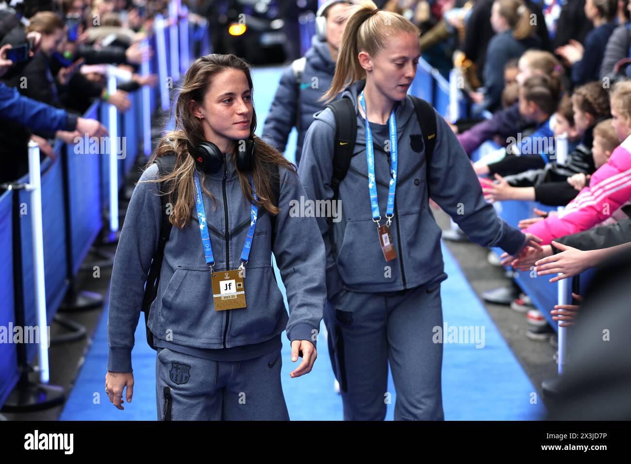 Barcelonas Ona Batlle (links) und Keira Walsh kommen vor dem Halbfinale der UEFA Women's Champions League, dem zweiten Legspiel in Stamford Bridge, London. Bilddatum: Samstag, 27. April 2024. Stockfoto