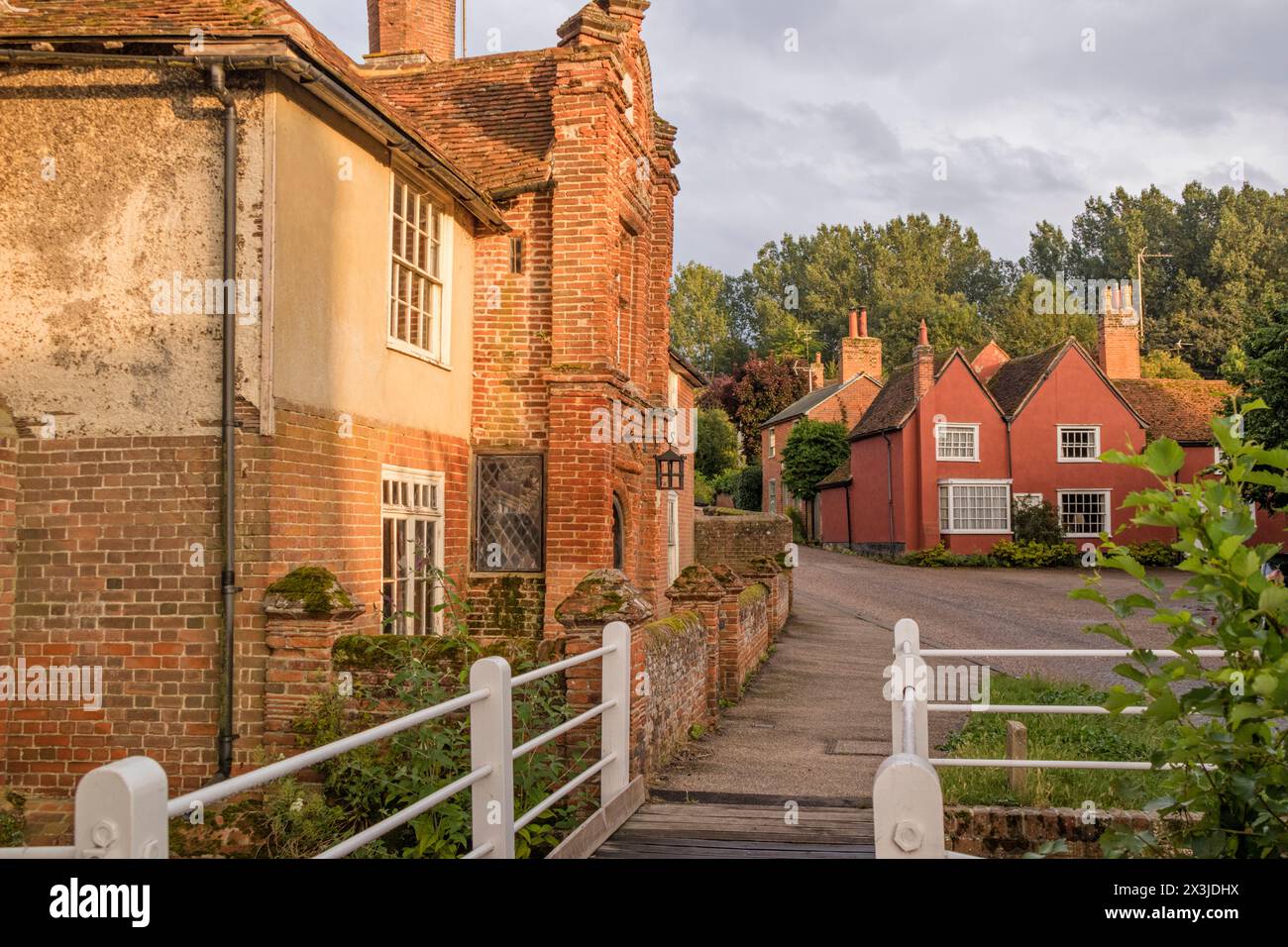 Die malerischen Fachwerkhäuser Dorf Kersey im Abendlicht, Suffolk, England, Großbritannien Stockfoto