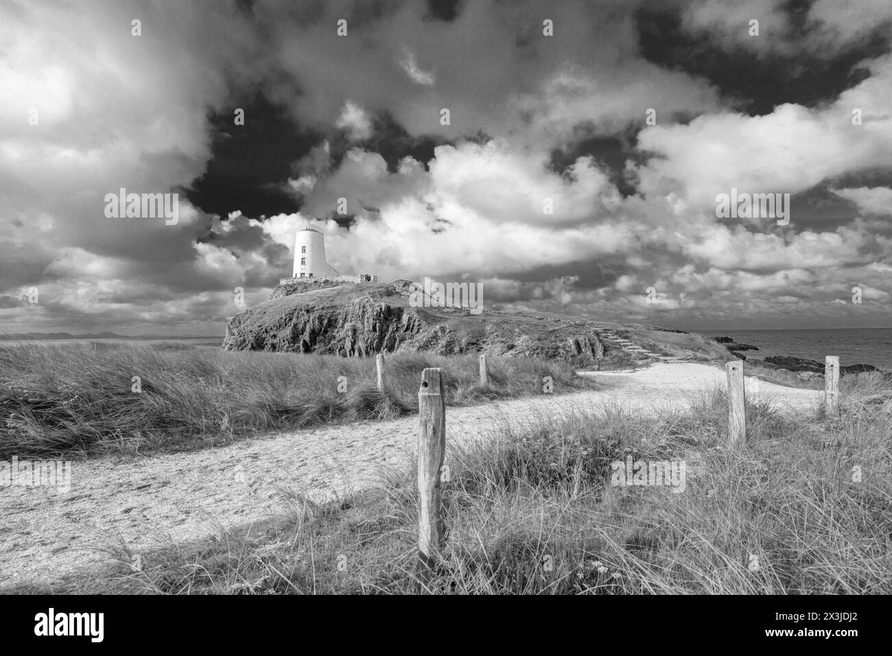 Tŵr Mawr Lighthouse auf Llanddwyn Island, Newborough Warren und Ynys Llanddwyn National Nature Reserve, Anglesey, North Wales, Großbritannien Stockfoto
