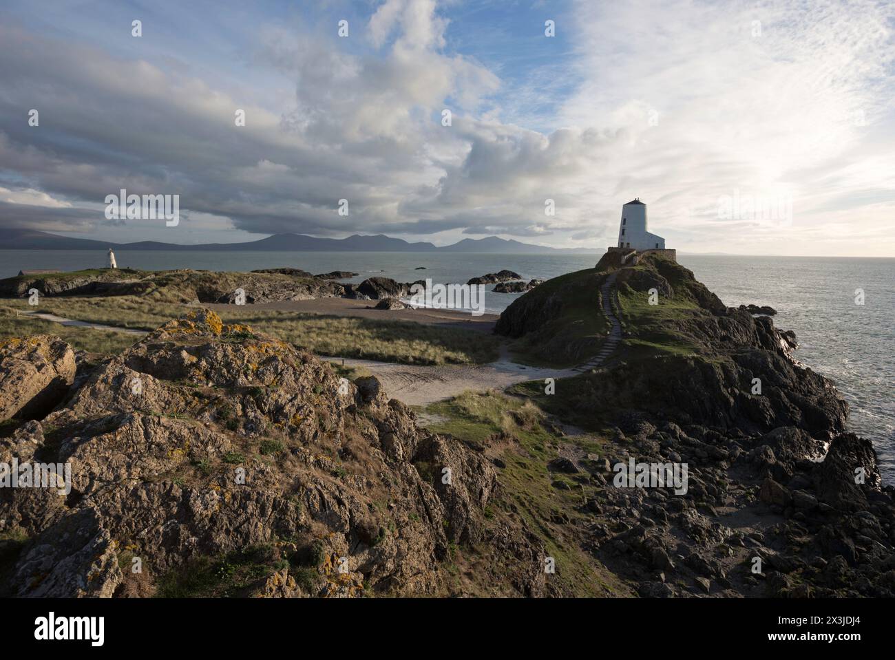 Tŵr Mawr Lighthouse auf Llanddwyn Island, Newborough Warren und Ynys Llanddwyn National Nature Reserve, Anglesey, North Wales, Großbritannien Stockfoto