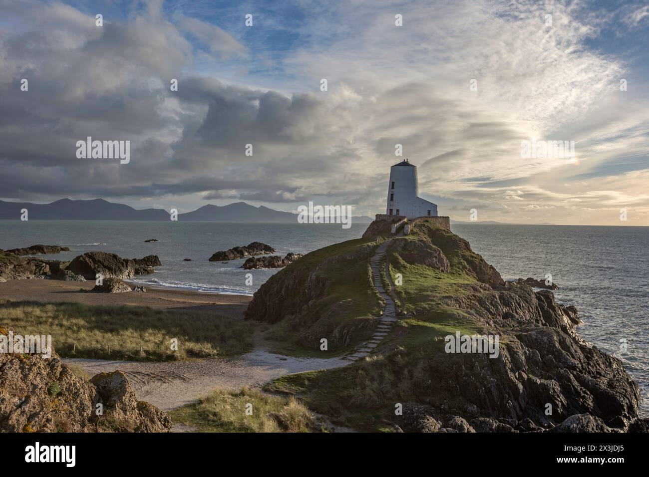 Tŵr Mawr Lighthouse auf Llanddwyn Island, Newborough Warren und Ynys Llanddwyn National Nature Reserve, Anglesey, North Wales, Großbritannien Stockfoto