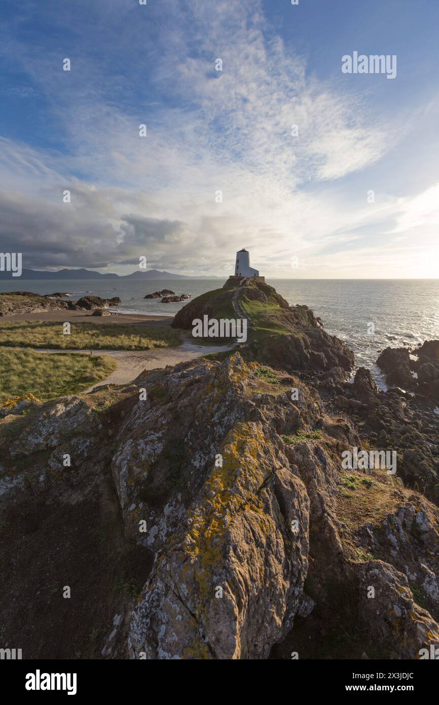 Tŵr Mawr Lighthouse auf Llanddwyn Island, Newborough Warren und Ynys Llanddwyn National Nature Reserve, Anglesey, North Wales, Großbritannien Stockfoto