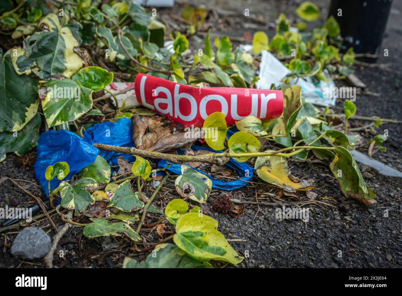 Ein heruntergekommenes Banner/Plakat/Plakat/Schild der Labour Party lag auf der Straße zwischen einem Müllhaufen im Vorfeld der Kommunalwahlen in England am Donnerstag, den 2. Mai 2024 in Southampton, Großbritannien Stockfoto